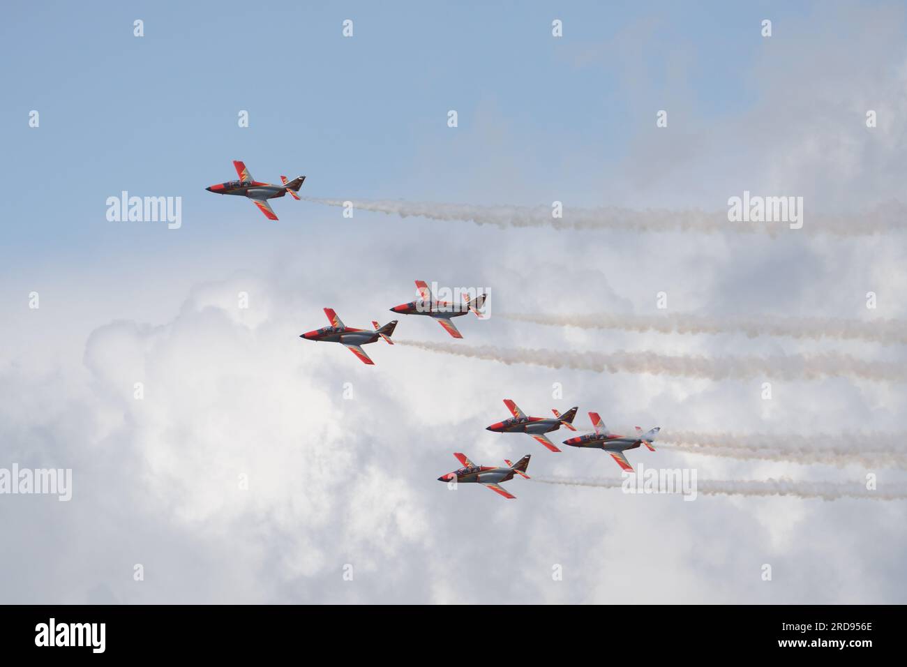 Patrulla Águila display Team della Spanish Air & Space Force si esibisce al Royal International Air Tattoo Fairford 2023 Foto Stock