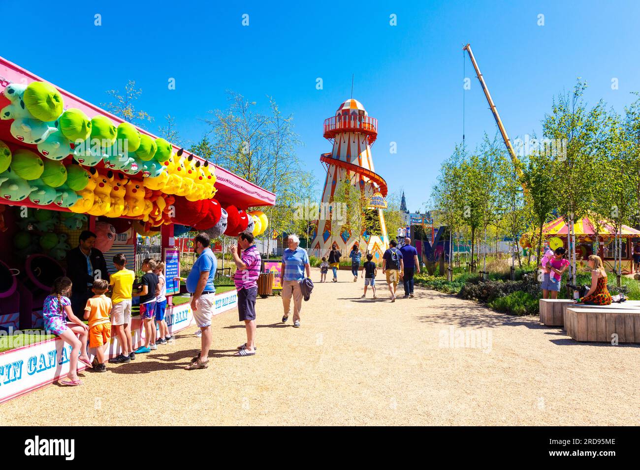 Gente al parco divertimenti Dreamland e Helter Skelter ride in background, Margate, Kent, Inghilterra Foto Stock