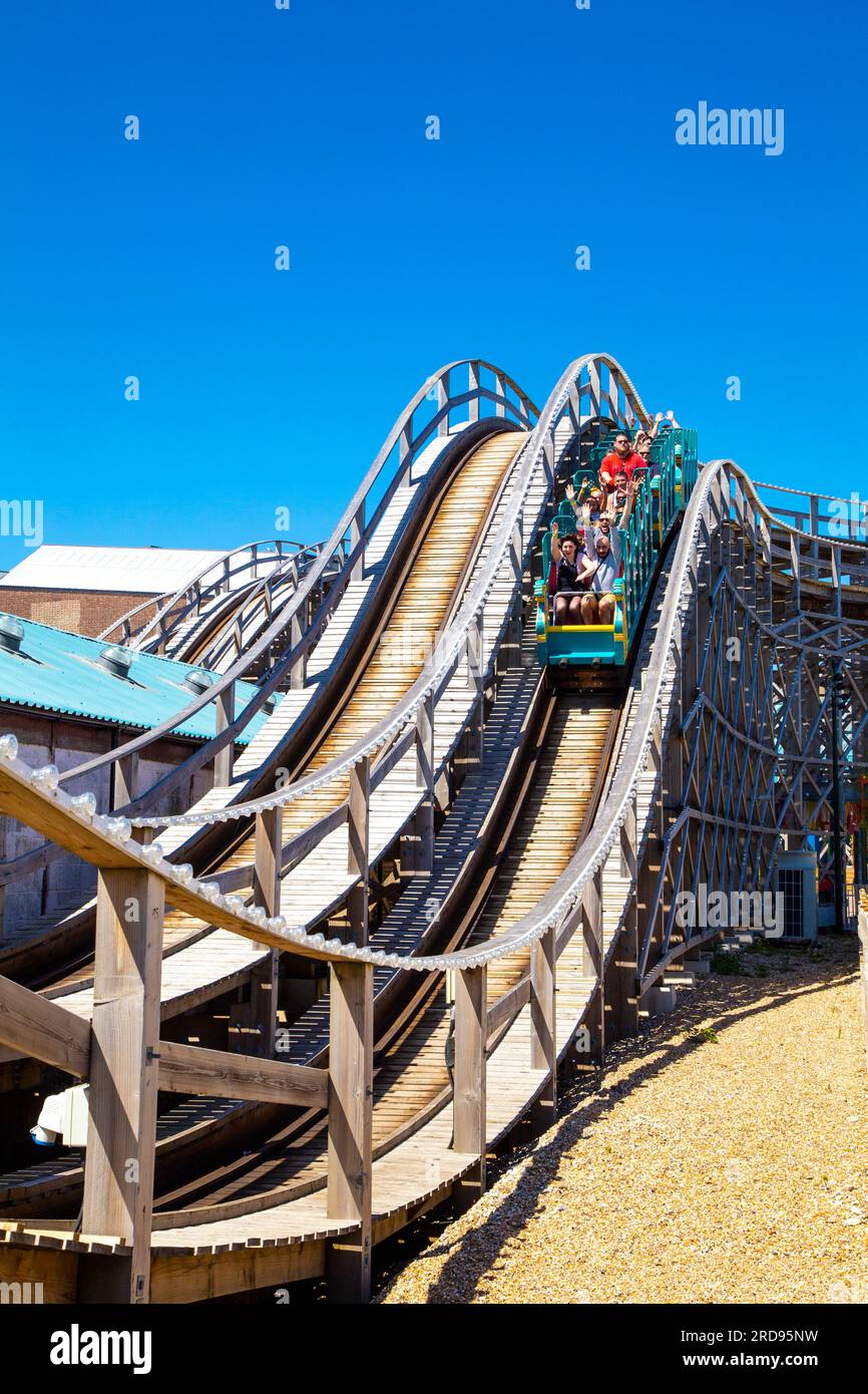 Montagne russe restaurate della Scenic Railway del 1920 al parco divertimenti Dreamland, Margate, Kent, Inghilterra Foto Stock