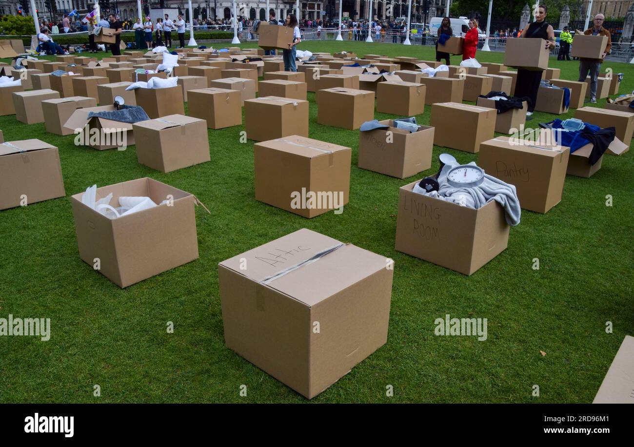 Londra, Regno Unito. 19 luglio 2023. Caselle visualizzate durante la dimostrazione. Gli attivisti dell'associazione di beneficenza Shelter hanno piazzato scatole di articoli per la casa, contrassegnate con "salotto" "cucina" ecc. in Parliament Square, invitando il governo a consegnare un Renters Reform Bill che elimini gli sfratti "senza colpa" della sezione 21 e renda l'affitto più equo. (Foto di Vuk Valcic/SOPA Images/Sipa USA) credito: SIPA USA/Alamy Live News Foto Stock