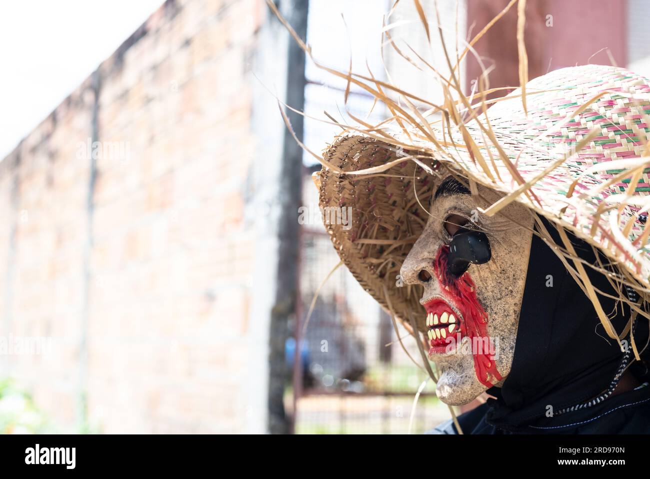 Santo Amaro, Bahia, Brasile - 24 luglio 2022: Ritratto ravvicinato di persone che indossano una maschera horror durante una dimostrazione culturale ad Acupe. Città di Santo Amar Foto Stock