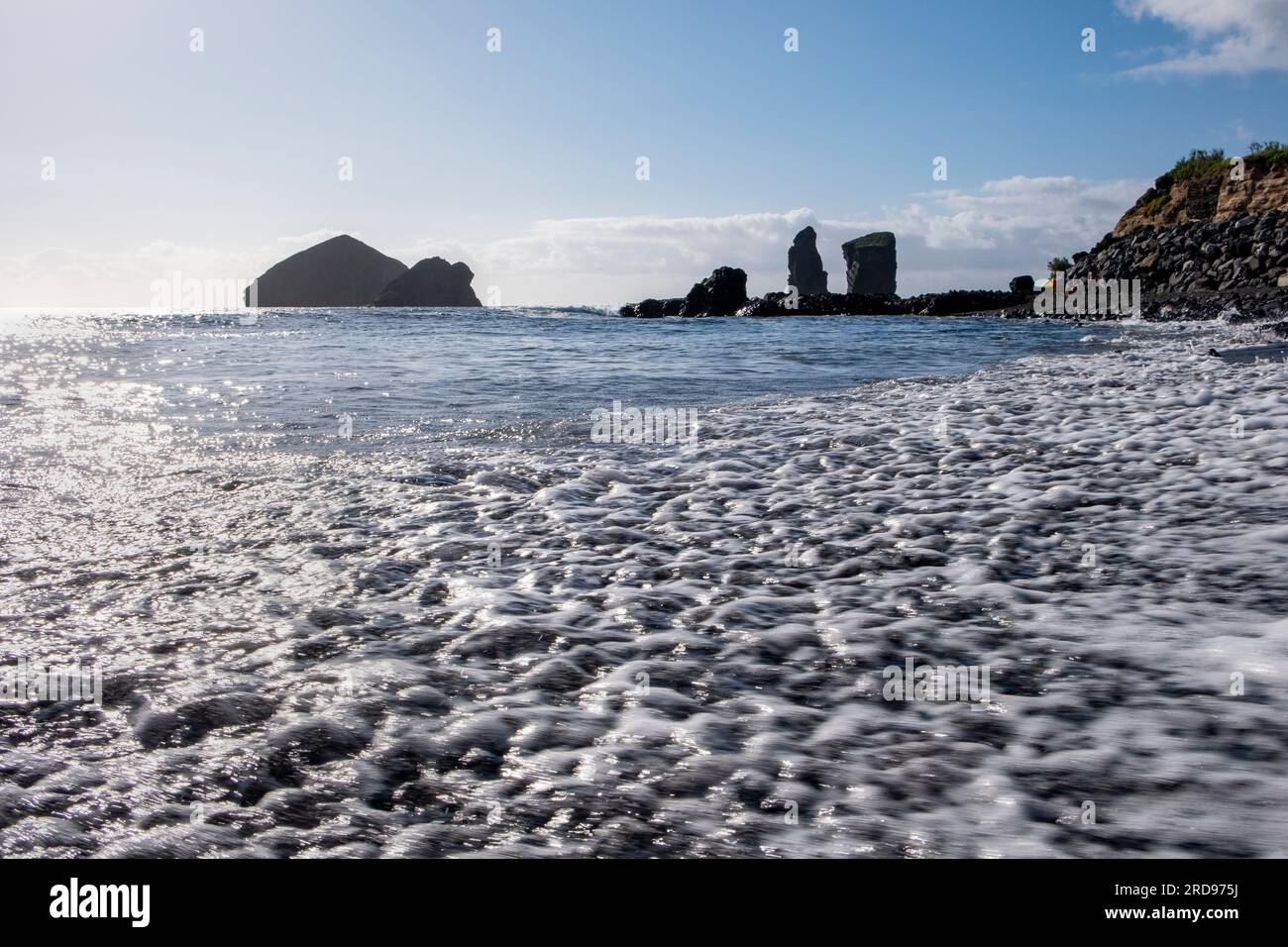 Acqua schiumosa sullo splendido paesaggio di Mosteiros Beach, Black Sand Beach, São Miguel Island, Azzorre, Portogallo Foto Stock