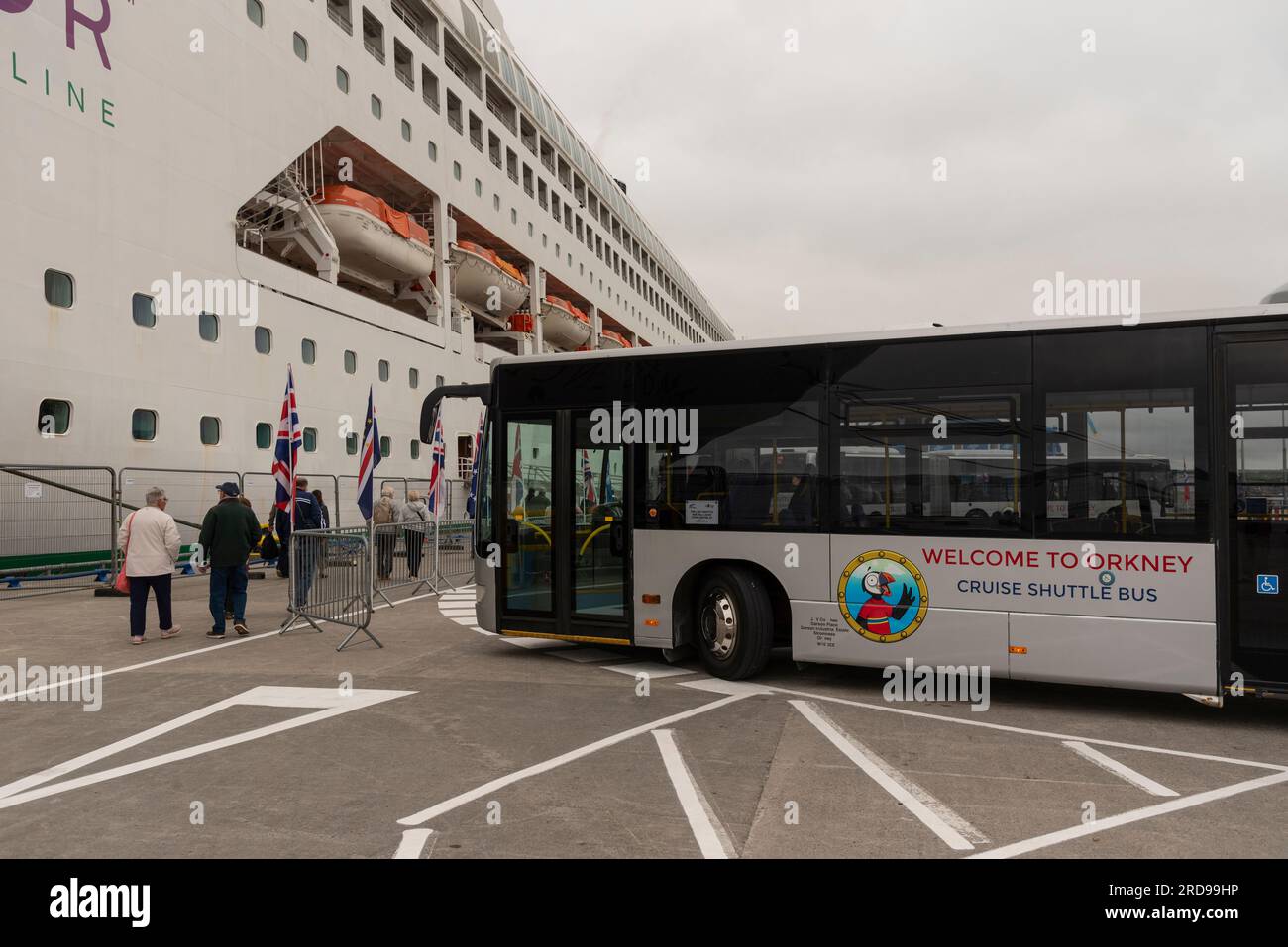Kirkwall, Orkney Island, Scozia, Regno Unito. 4 giugno 2023. I passeggeri delle navi da crociera tornano alla loro nave con autobus navetta forniti dall'autorità locale. Foto Stock