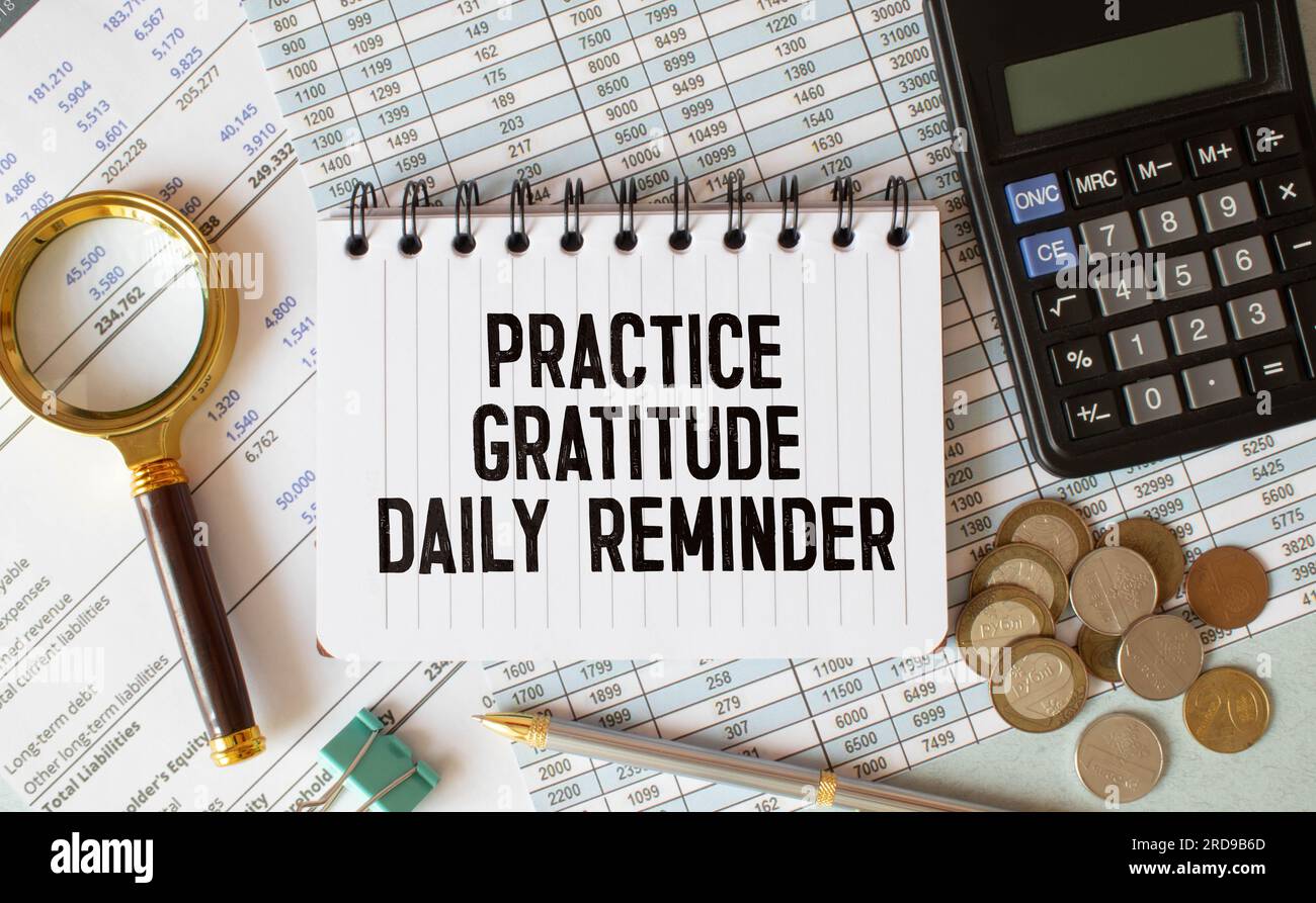Esercitatevi con il promemoria giornaliero di gratitudine: Scrittura a mano ispiratrice su un tovagliolo. Foto Stock