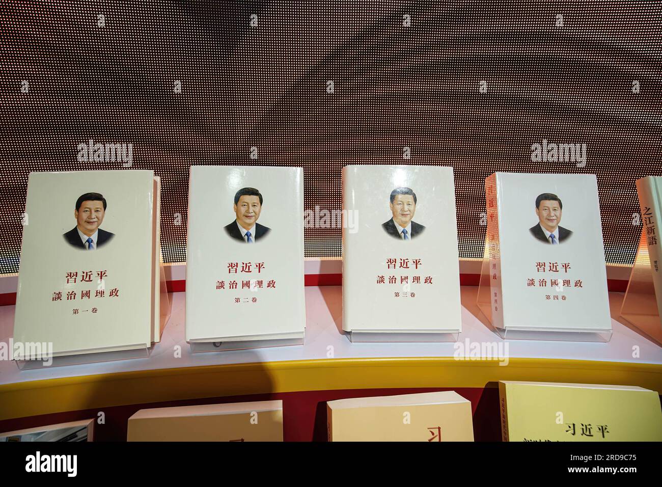 Libri su Xi Jinping, presidente della Repubblica popolare cinese, esposti in vendita presso uno stand. L'Hong Kong Book Fair 2023 inizia all'Hong Kong Convention and Exhibition Centre dal 19 al 25 luglio, attirando numerose aziende ed editori che espongono i loro stand con una vasta selezione di libri. Foto Stock