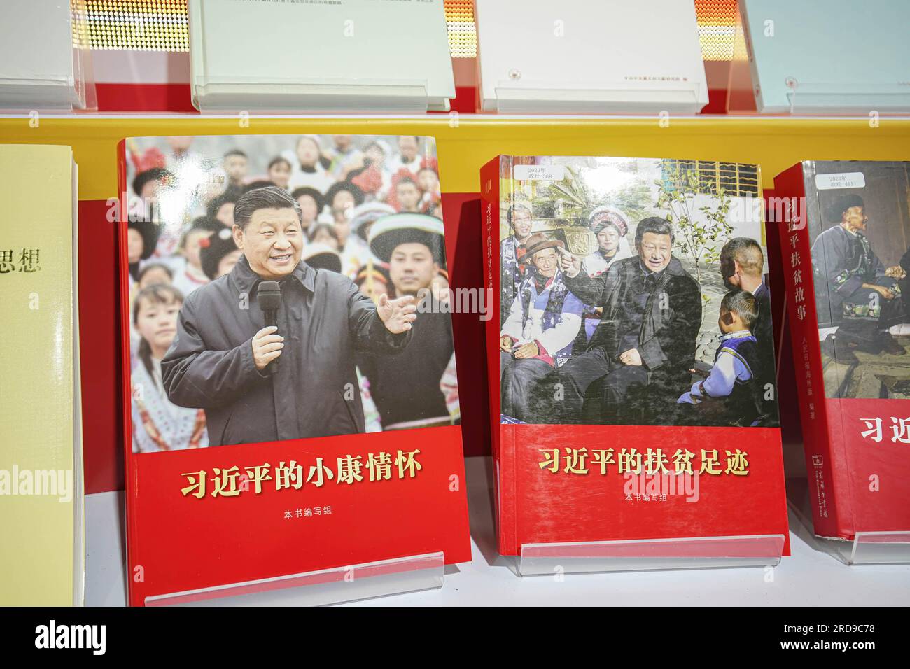 Libri su Xi Jinping, presidente della Repubblica popolare cinese, esposti in vendita presso uno stand. L'Hong Kong Book Fair 2023 inizia all'Hong Kong Convention and Exhibition Centre dal 19 al 25 luglio, attirando numerose aziende ed editori che espongono i loro stand con una vasta selezione di libri. Foto Stock
