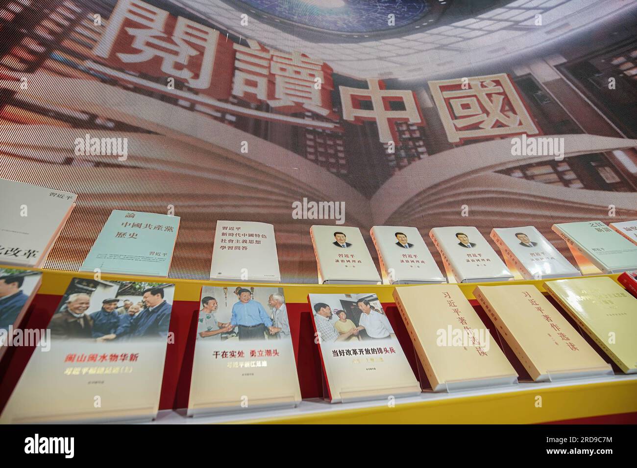 Libri su Xi Jinping, presidente della Repubblica popolare cinese, esposti in vendita presso uno stand. L'Hong Kong Book Fair 2023 inizia all'Hong Kong Convention and Exhibition Centre dal 19 al 25 luglio, attirando numerose aziende ed editori che espongono i loro stand con una vasta selezione di libri. Foto Stock