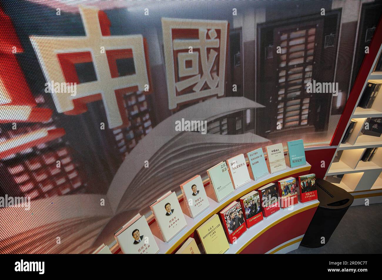Libri su Xi Jinping, presidente della Repubblica popolare cinese, esposti in vendita presso uno stand. L'Hong Kong Book Fair 2023 inizia all'Hong Kong Convention and Exhibition Centre dal 19 al 25 luglio, attirando numerose aziende ed editori che espongono i loro stand con una vasta selezione di libri. Foto Stock