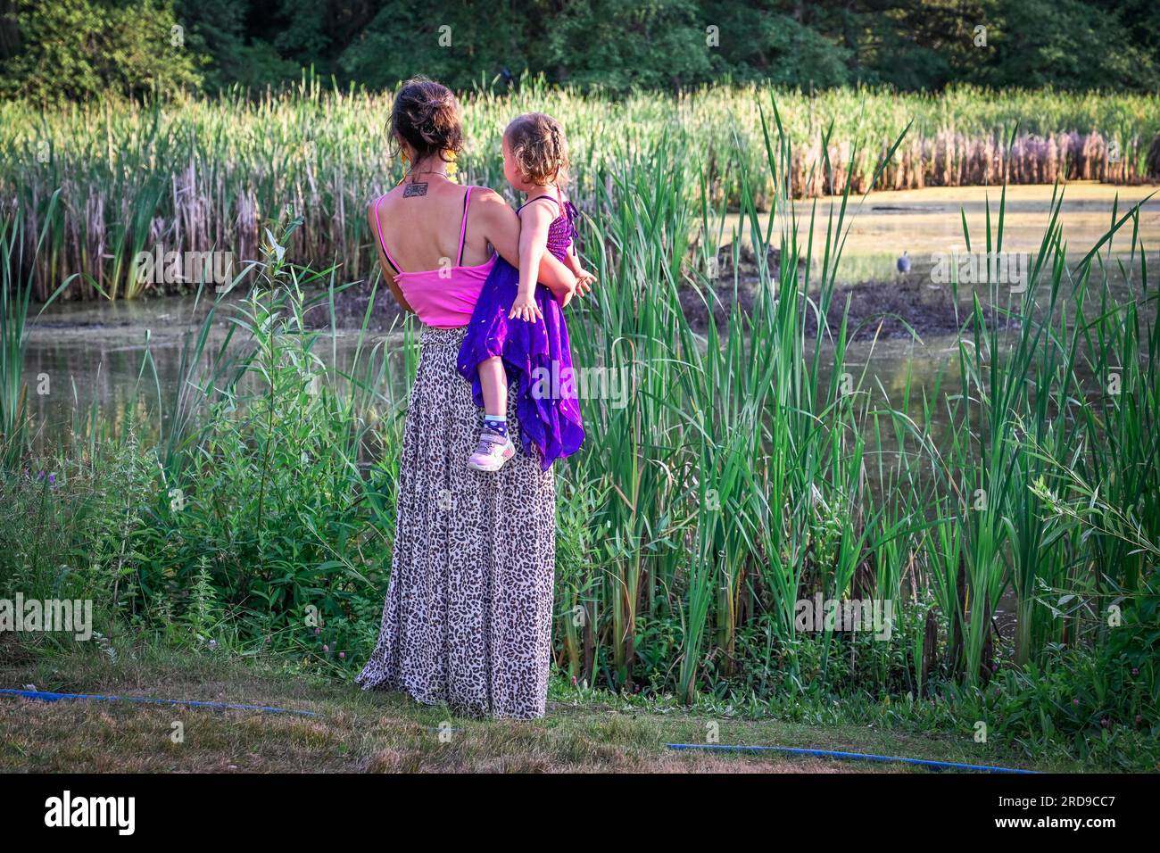 Donna e bambino che si godono la natura, lo stagno, Jericho Park, Vancouver, British Columbia, Canada Foto Stock