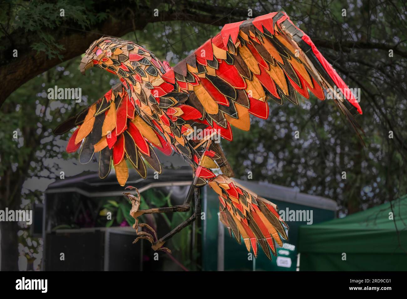Installazione d'arte dell'aquila di cartone, Vancouver Folk Music Festival, Jericho Park, Vancouver, British Columbia, Canada Foto Stock