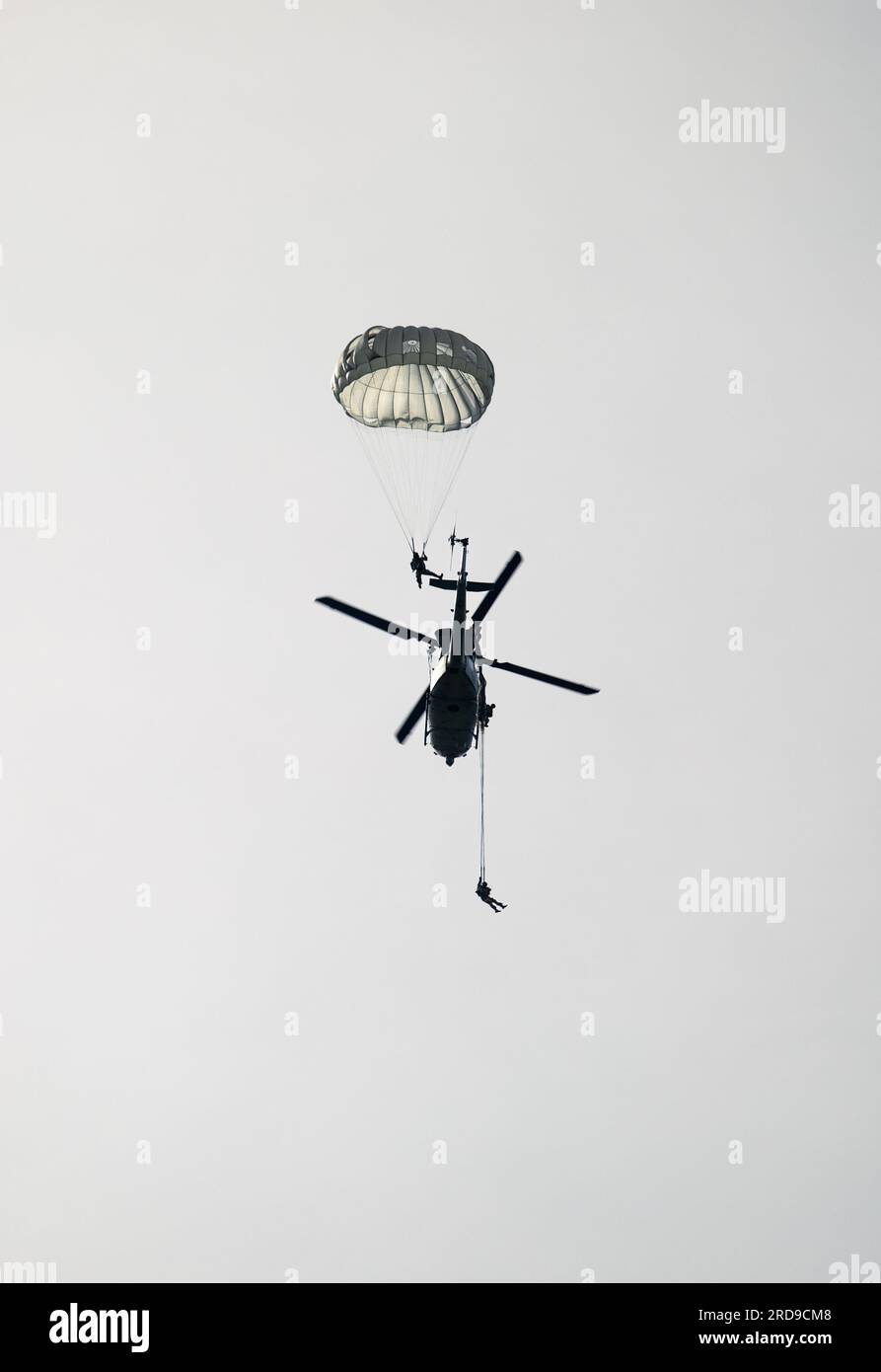 Reconnaissance Marines da partner e nazioni alleate paracadute da un U.S. Marine Corps UH-1Y Venom durante l'addestramento di linea statica di basso livello per UNITAS LXIV a Cartagena, Colombia, 18 luglio 2023. Durante L'UNITAS, i Marines della forza di ricognizione e delle forze speciali delle nazioni partner e alleate hanno condotto un addestramento multilaterale per le operazioni speciali che consiste nella pulizia delle stanze, nella ricerca e sequestro delle schede di visita, pattugliamento nella giungla, salto statico di linea basso livello, armi leggere e tattiche di sospensione delle funi di elicotteri. UNITAS, ospitata dalla Colombia quest’anno, è la multinazionale più longeva al mondo mar Foto Stock