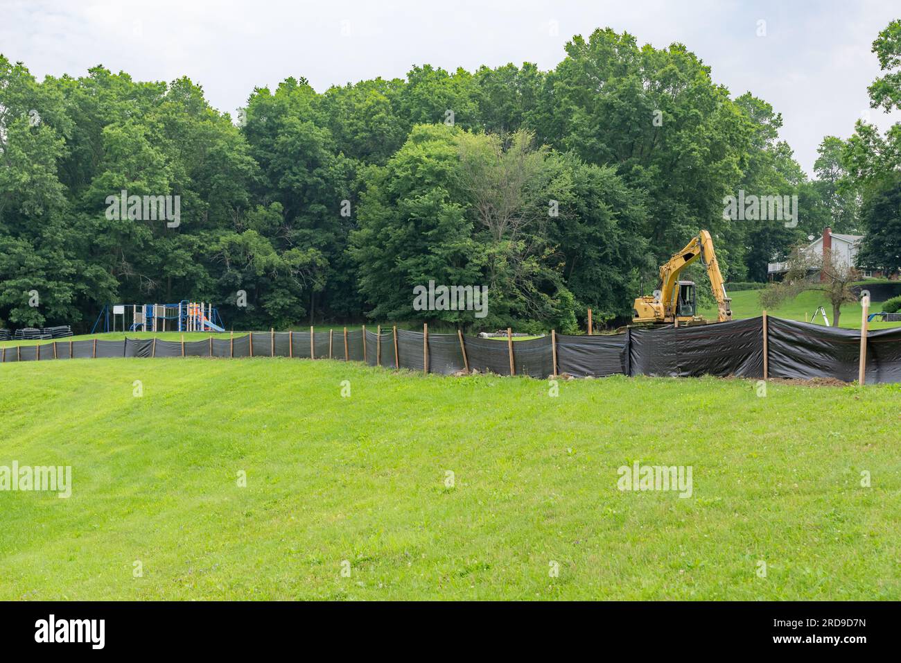 Tessuto Silt Fence con pali in legno installati prima dell'inizio della costruzione. Foto Stock