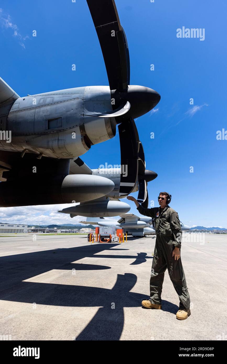 STATI UNITI Il capitano Edward Ross, un pilota del Marine Aerial Refueler Transport Squadron 152, ispeziona un aereo KC-130J Super Hercules prima di condurre rifornimenti aerei di routine a supporto del Northern Edge 23-2 presso la Marine Corps Air Station di Iwakuni, Giappone, il 17 luglio 2023. Ne 23-2 promuove la collaborazione per aumentare l'agilità e il coordinamento, consentendo agli Stati Uniti di fornire assistenza tempestiva in caso di crisi nella regione Indo-Pacifico. (STATI UNITI Marine Corps foto del sergente Bryant Rodriguez) Foto Stock