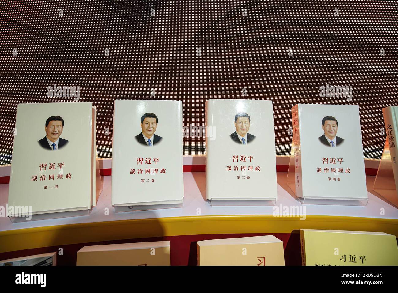 Hong Kong, Cina. 19 luglio 2023. Libri su Xi Jinping, presidente della Repubblica popolare cinese, esposti in vendita presso uno stand. L'Hong Kong Book Fair 2023 inizia all'Hong Kong Convention and Exhibition Centre dal 19 al 25 luglio, attirando numerose aziende ed editori che espongono i loro stand con una vasta selezione di libri. (Immagine di credito: © Michael ho Wai Lee/SOPA Images via ZUMA Press Wire) SOLO USO EDITORIALE! Non per USO commerciale! Foto Stock