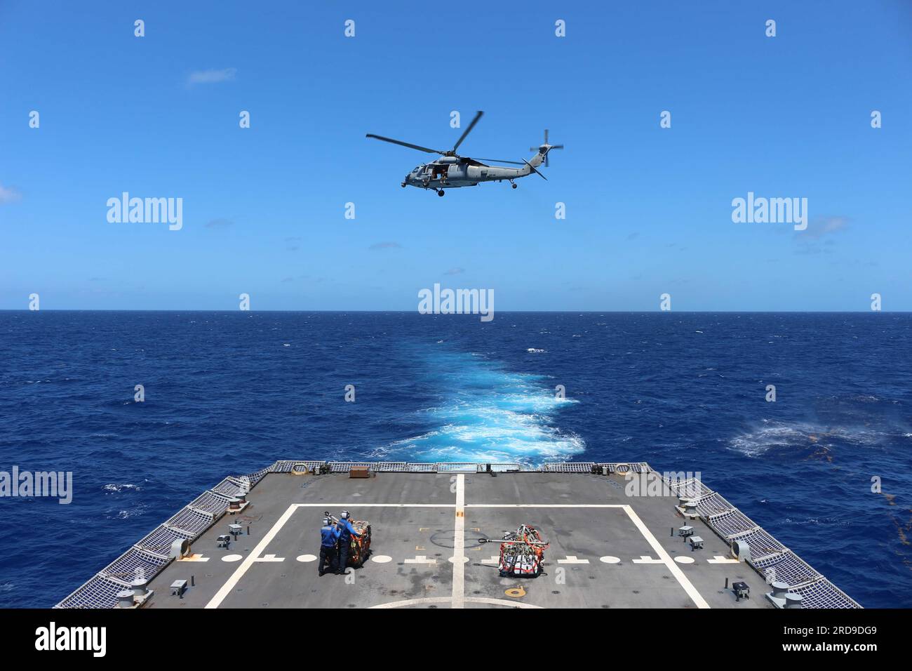 230417-N-N3764-1002 MAR DEI CARAIBI - (17 aprile 2023) -- la nave da combattimento litorale Freedom-Variant USS Little Rock (LCS 9) dispiega un elicottero SH-60 Seahawk per aiutare in un'interdizione di droga mentre è schierato negli Stati Uniti Naval Forces Southern Command/U.S. 4th Fleet area of Operations (AOR), 17 aprile 2023. Little Rock è assegnato al comandante, Task Force 45 (CTF-45). La CTF-45 è la task force della 4a flotta incaricata di eseguire operazioni navali combinate, costruire e rafforzare partnership marittime latinoamericane, meridionali del Messico e caraibiche, e agire come fornitore di servizi pronto per il DoD per la JIATF-S in Foto Stock