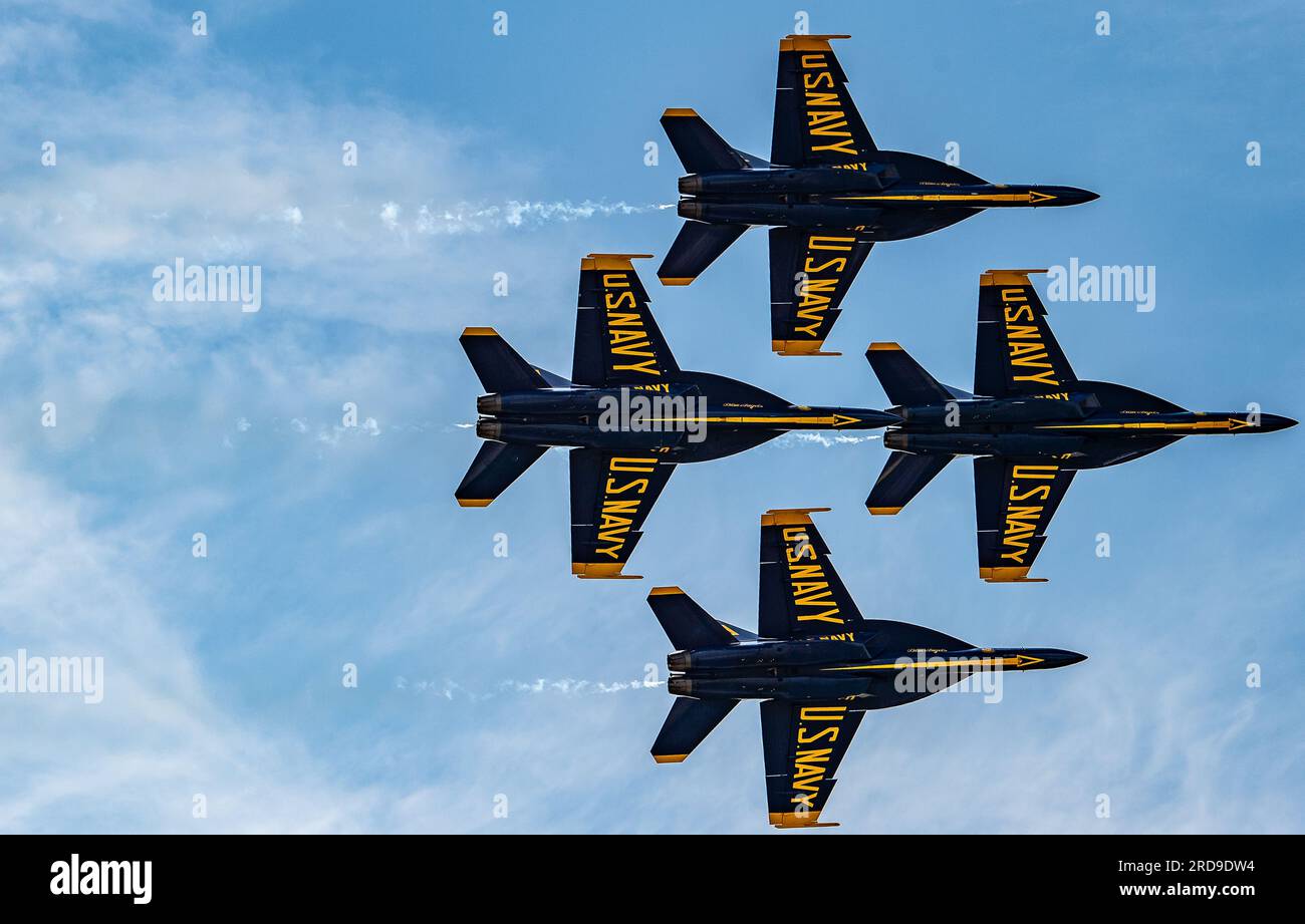Negli Stati Uniti Il Navy Flight Demonstration Squadron, i Blue Angels, si esibisce al Tinker Air Show di Oklahoma City, Oklahoma. (STATI UNITI Foto della Marina di Paul Archer, Chief Mass Communication Specialist/rilasciata) Foto Stock