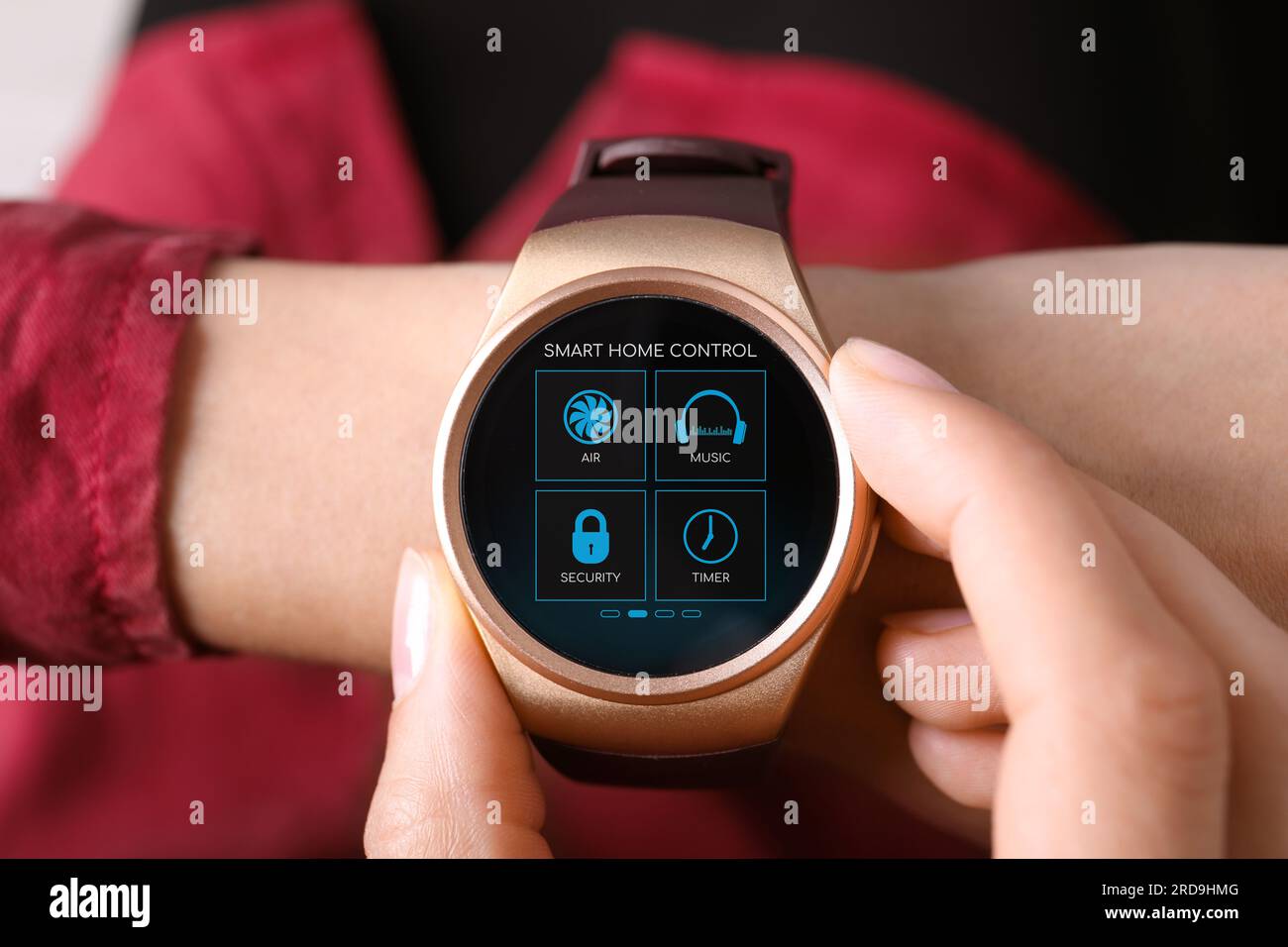 Donna che imposta il sistema di controllo della casa intelligente tramite smartwatch, primo piano. Interfaccia app con icone sul display Foto Stock