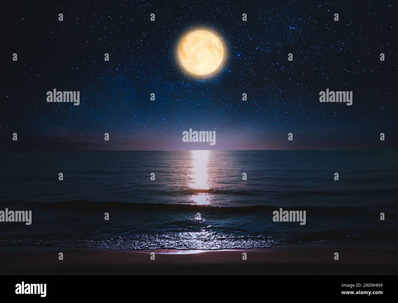 Bella luna piena nel cielo stellato sul mare di notte Foto Stock