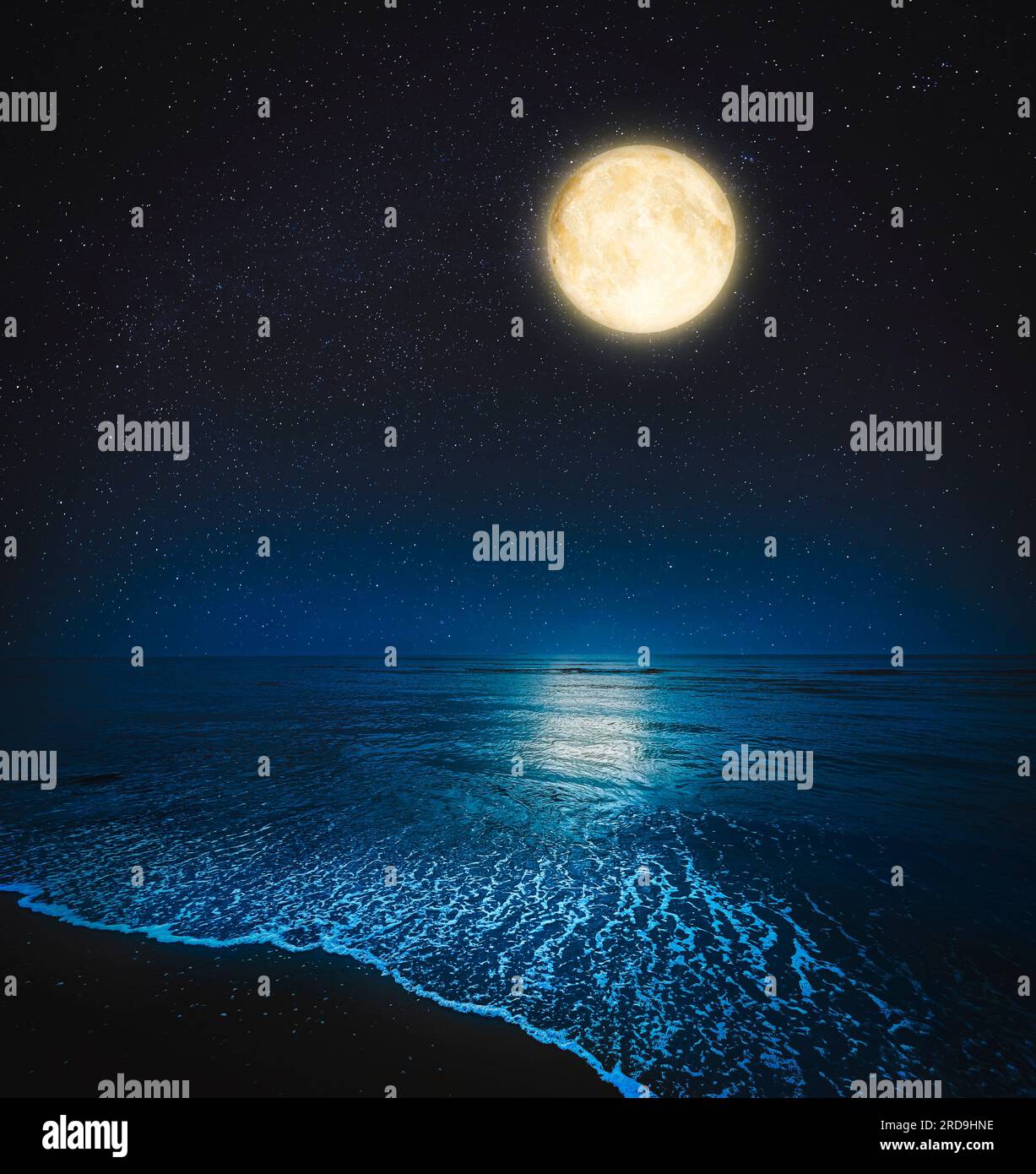 Pittoresco cielo stellato con luna piena sul mare di notte Foto Stock