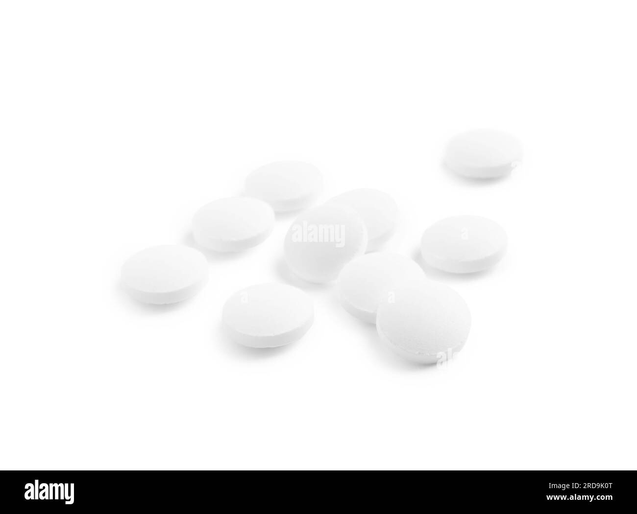 Molte pillole isolate su bianco. Trattamento medico Foto Stock