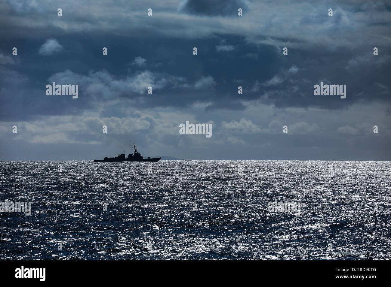 Sagomato all'orizzonte uno dei pilastri della flotta di scorta della US Navy, un cacciatorpediniere classe Aerleigh Burke, con 90 pianificati e oltre 70 in servizio Foto Stock