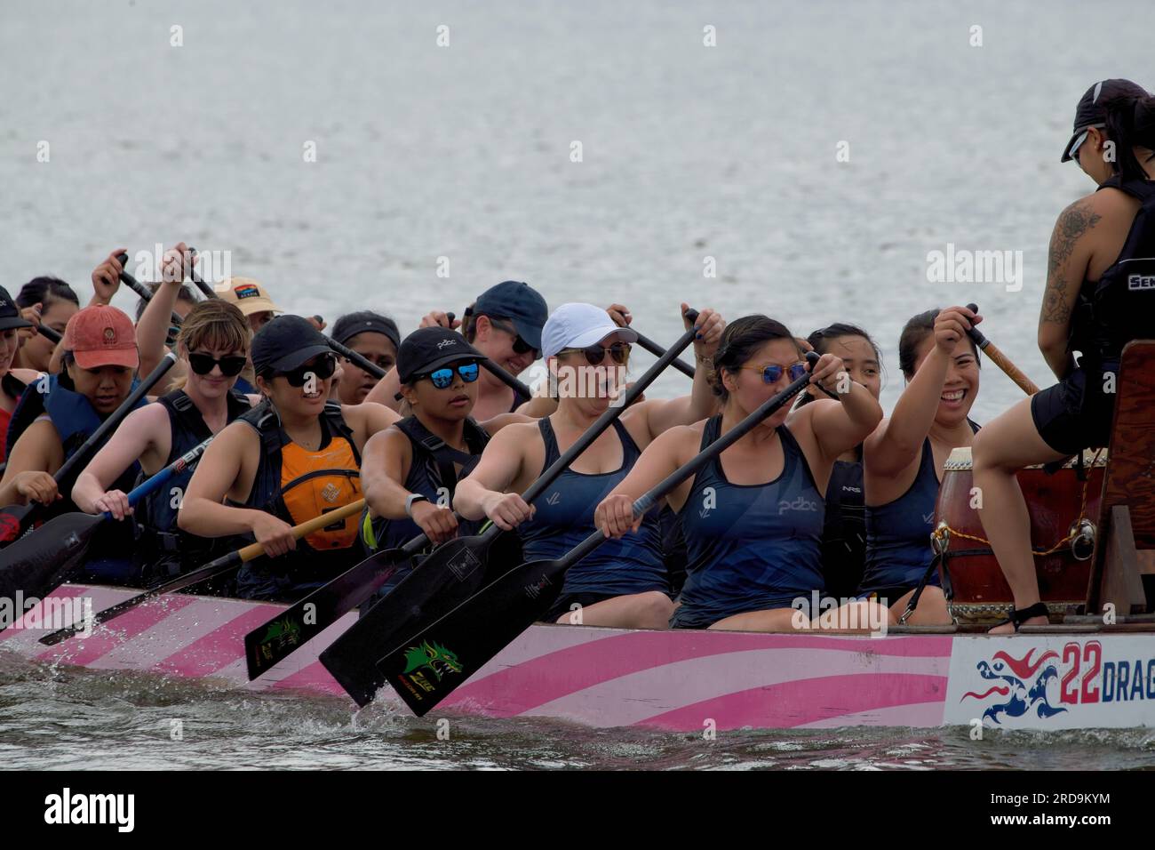 Divertiti con il Dragon Boat Racing sul fiume cooper Foto Stock