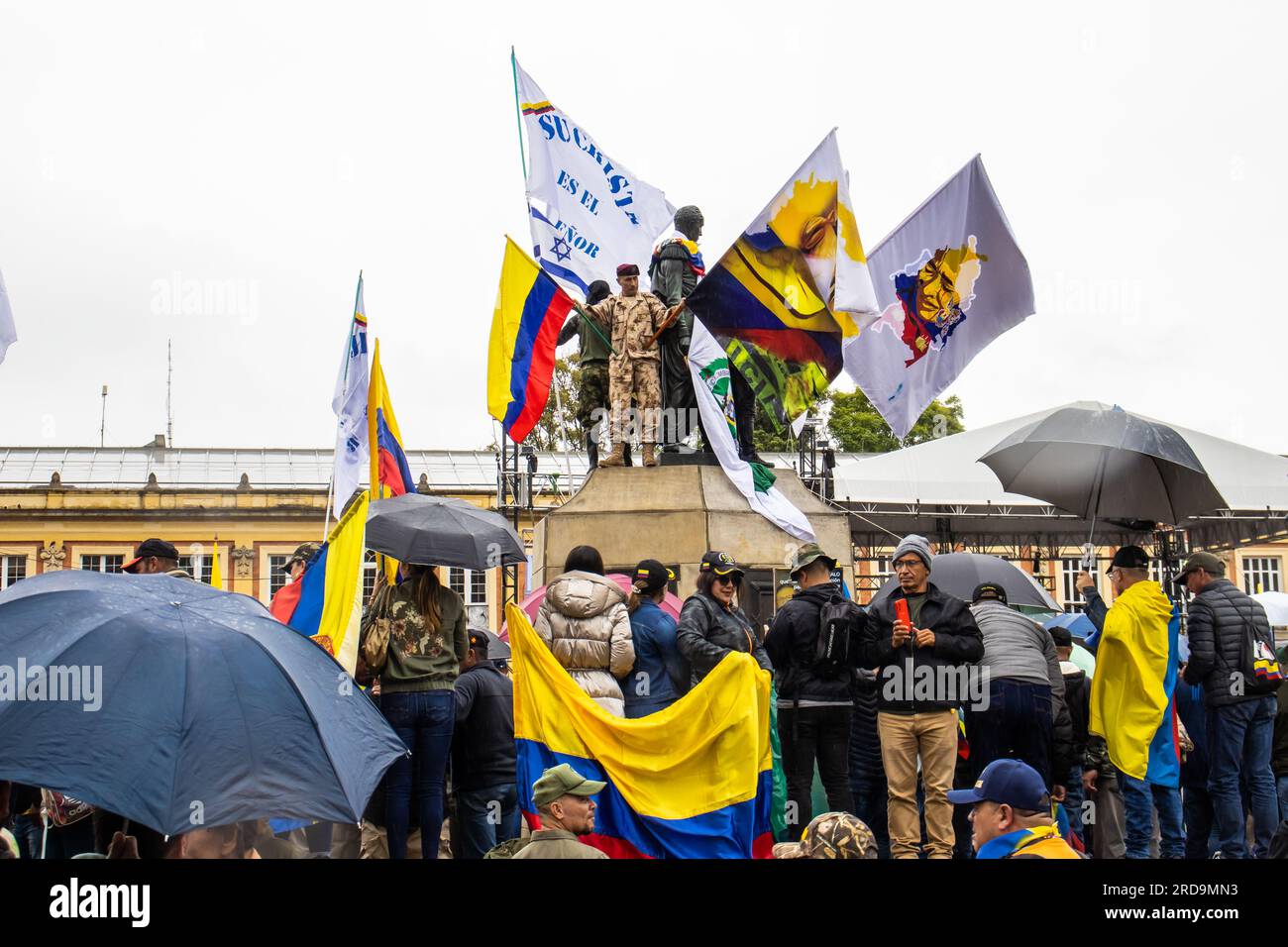 BOGOTÀ, COLOMBIA - 19 LUGLIO 2023. Protesta pacifica dei membri della riserva attiva delle forze militari e di polizia a Bogotà Colombia contro il Foto Stock