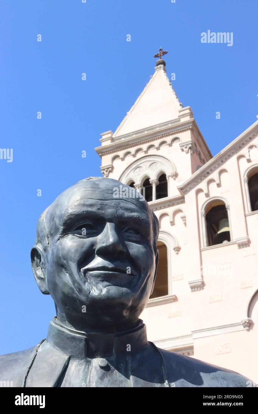 Monumento in bronzo a grandezza naturale di Papa Giovanni Paolo II nell'area di osservazione di fronte al Santuario della Madonna di Montalto, Messina, Sicilia, Italia. Foto Stock