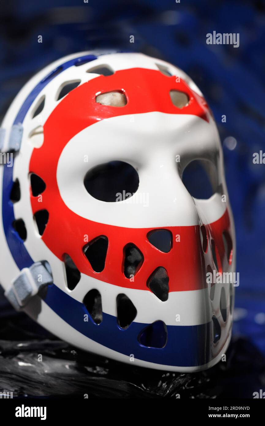 Maschera da hockey su ghiaccio vintage indossata dal portiere Ken Dryden mentre giocava per i Montreal Canadiens negli anni '1970 Foto Stock