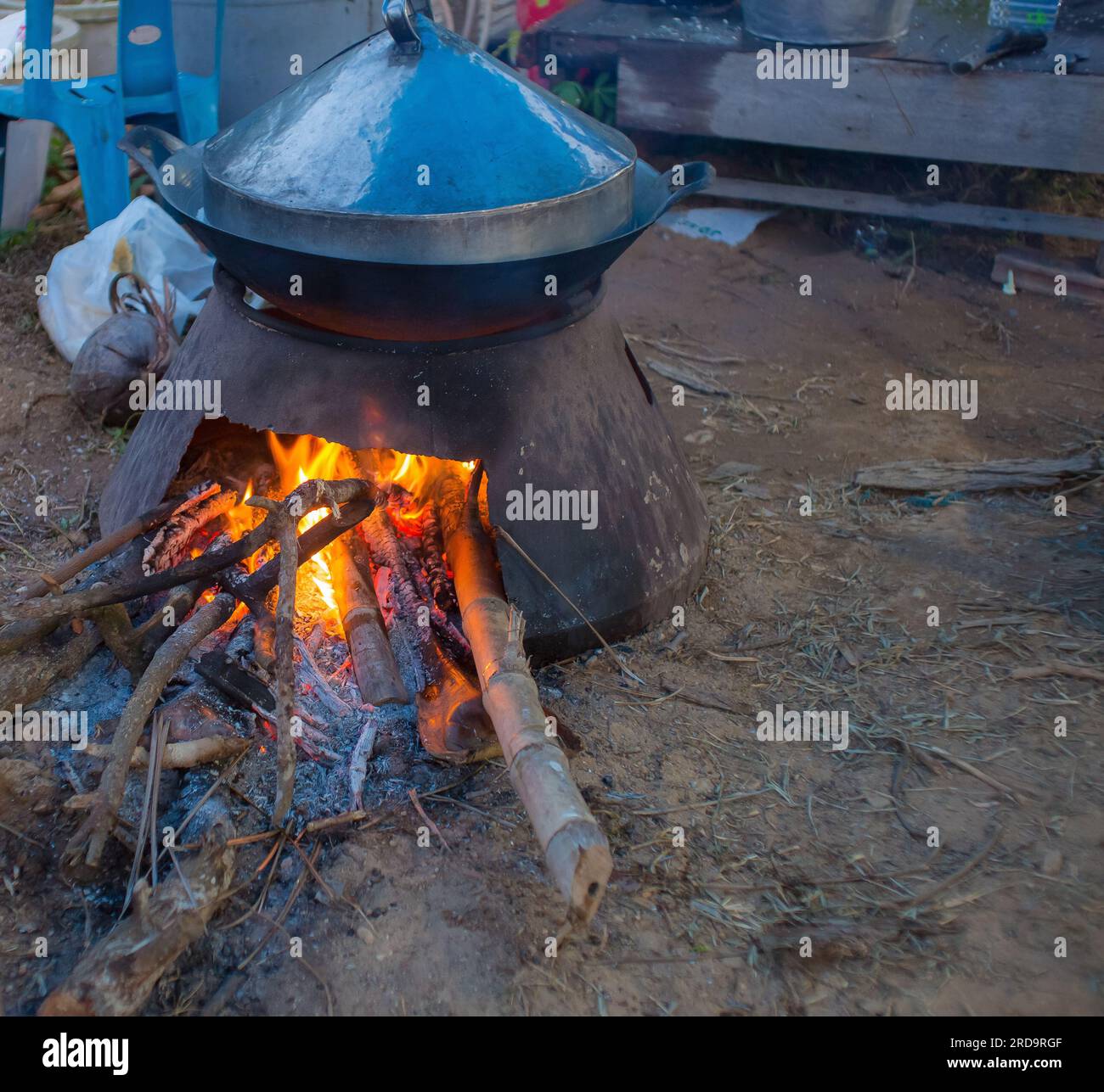 Fare fuoco, cucinare o bollire il riso durante il campo o se non c'è gas di cottura Foto Stock