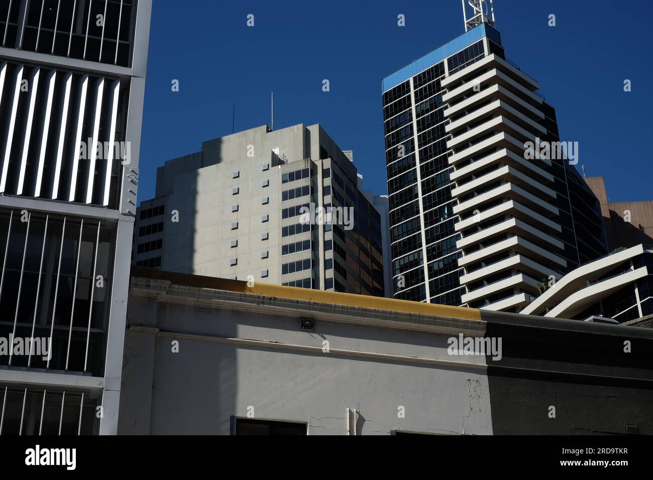 Forme e forme geometriche, bande orizzontali, piani di parete, linee di feritoie esterne, una collezione di alti edifici commerciali come astratti Foto Stock