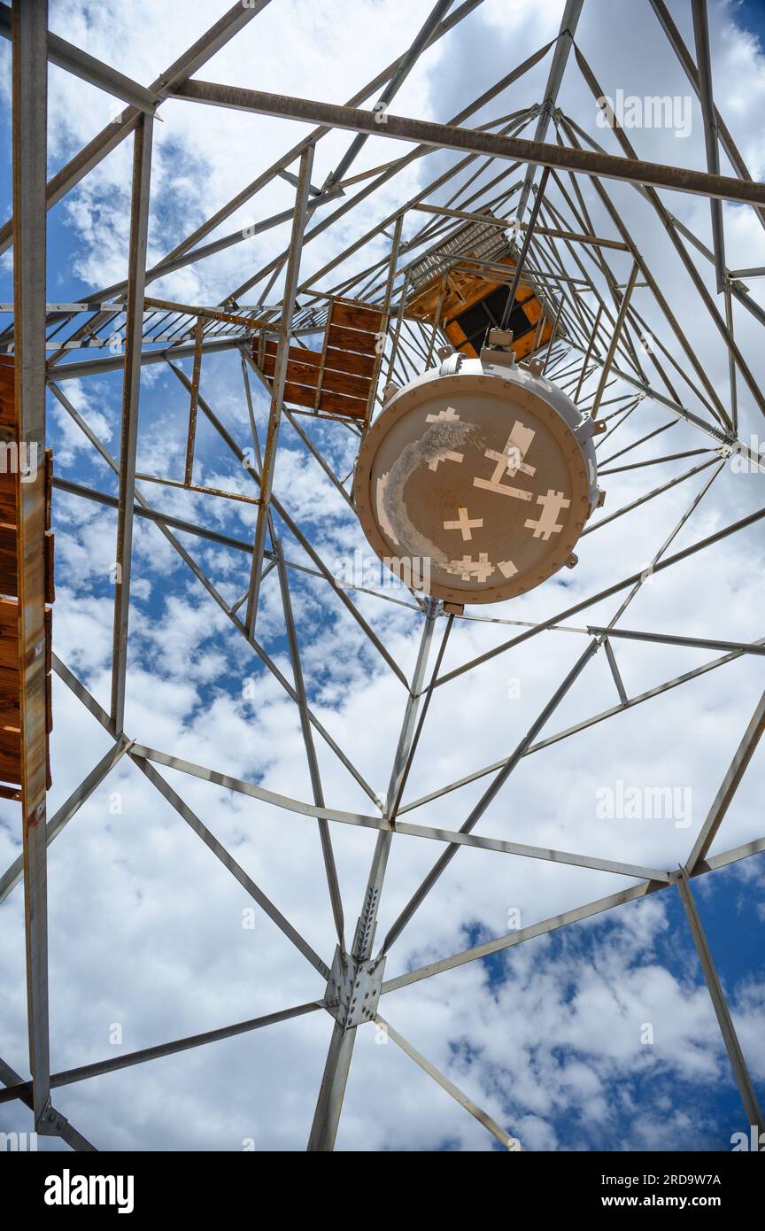 Una replica di “Gadget”, il primo dispositivo atomico testato, è appesa a una replica della torre d’acciaio di 100 metri usata durante il test presso il Trinity Site presso la White Sands Missile Range, New Mexico, è esposta al National Museum of Nuclear Science & History il 19 luglio, 2023 ad Albuquerque, New Mexico. Il film "Oppenheimer", diretto da Christopher Nolan, è previsto per l'uscita il 21 luglio 2023 e ha stimolato un aumento del turismo atomico in cui i visitatori imparano a conoscere l'età atomica visitando siti significativi nella storia atomica e musei con artefatti nucleari secondo un recente muro Foto Stock