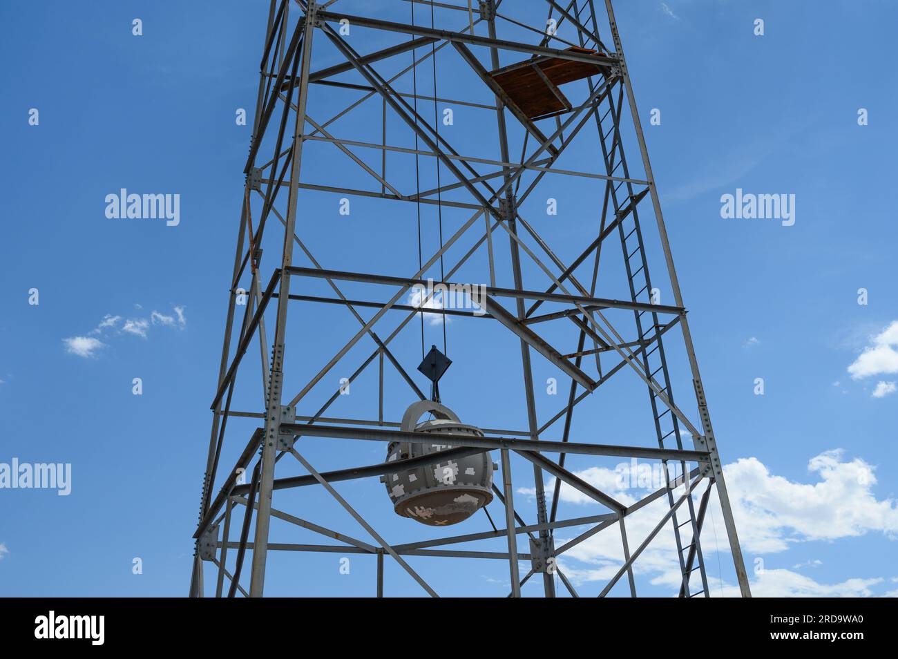 Una replica di “Gadget”, il primo dispositivo atomico testato, è appesa a una replica della torre d’acciaio di 100 metri usata durante il test presso il Trinity Site presso la White Sands Missile Range, New Mexico, è esposta al National Museum of Nuclear Science & History il 19 luglio, 2023 ad Albuquerque, New Mexico. Il film "Oppenheimer", diretto da Christopher Nolan, è previsto per l'uscita il 21 luglio 2023 e ha stimolato un aumento del turismo atomico in cui i visitatori imparano a conoscere l'età atomica visitando siti significativi nella storia atomica e musei con artefatti nucleari secondo un recente muro Foto Stock