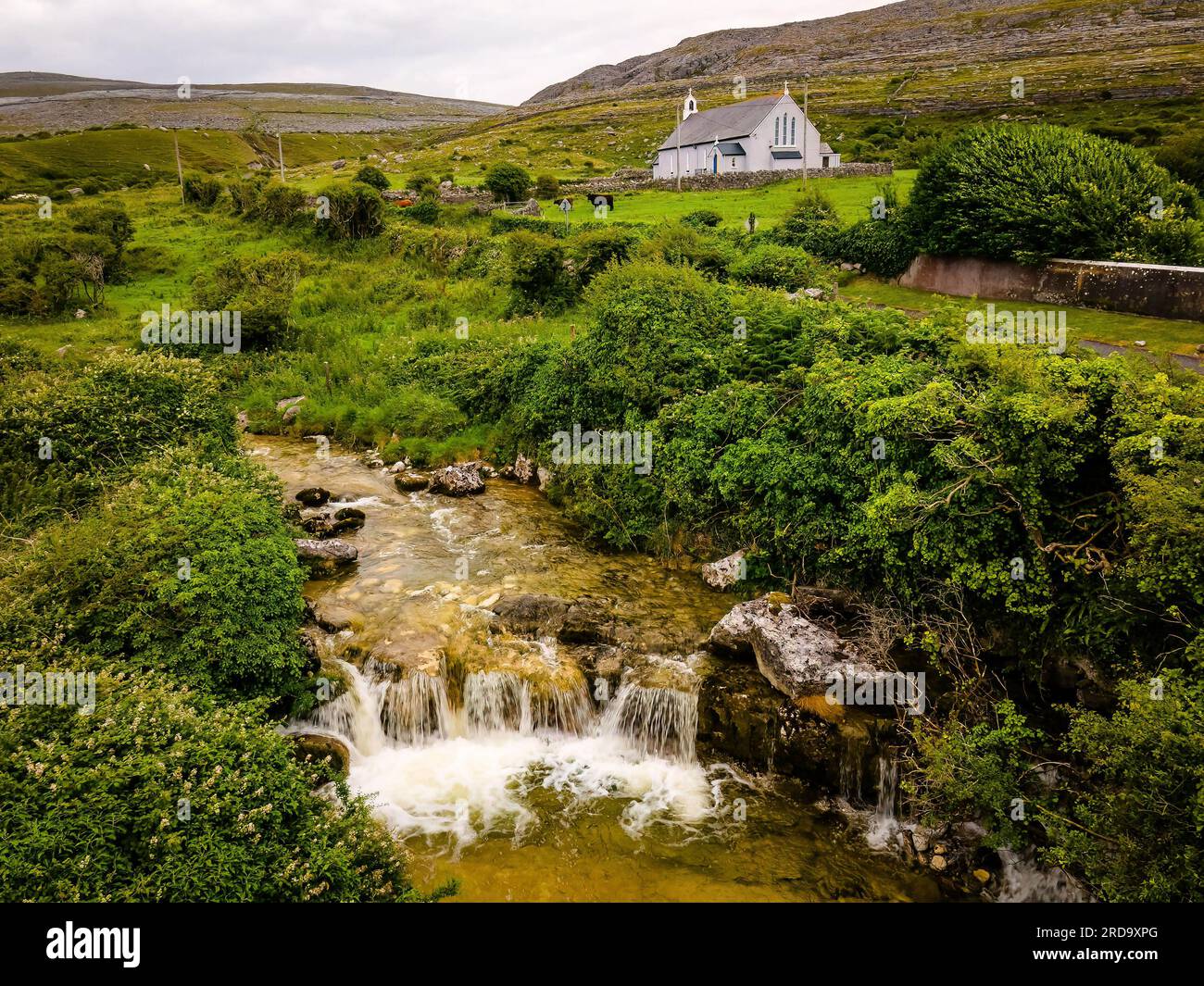 Vista panoramica della chiesa rurale del villaggio con il paesaggio dei ruscelli in Irlanda e groenlandia Foto Stock