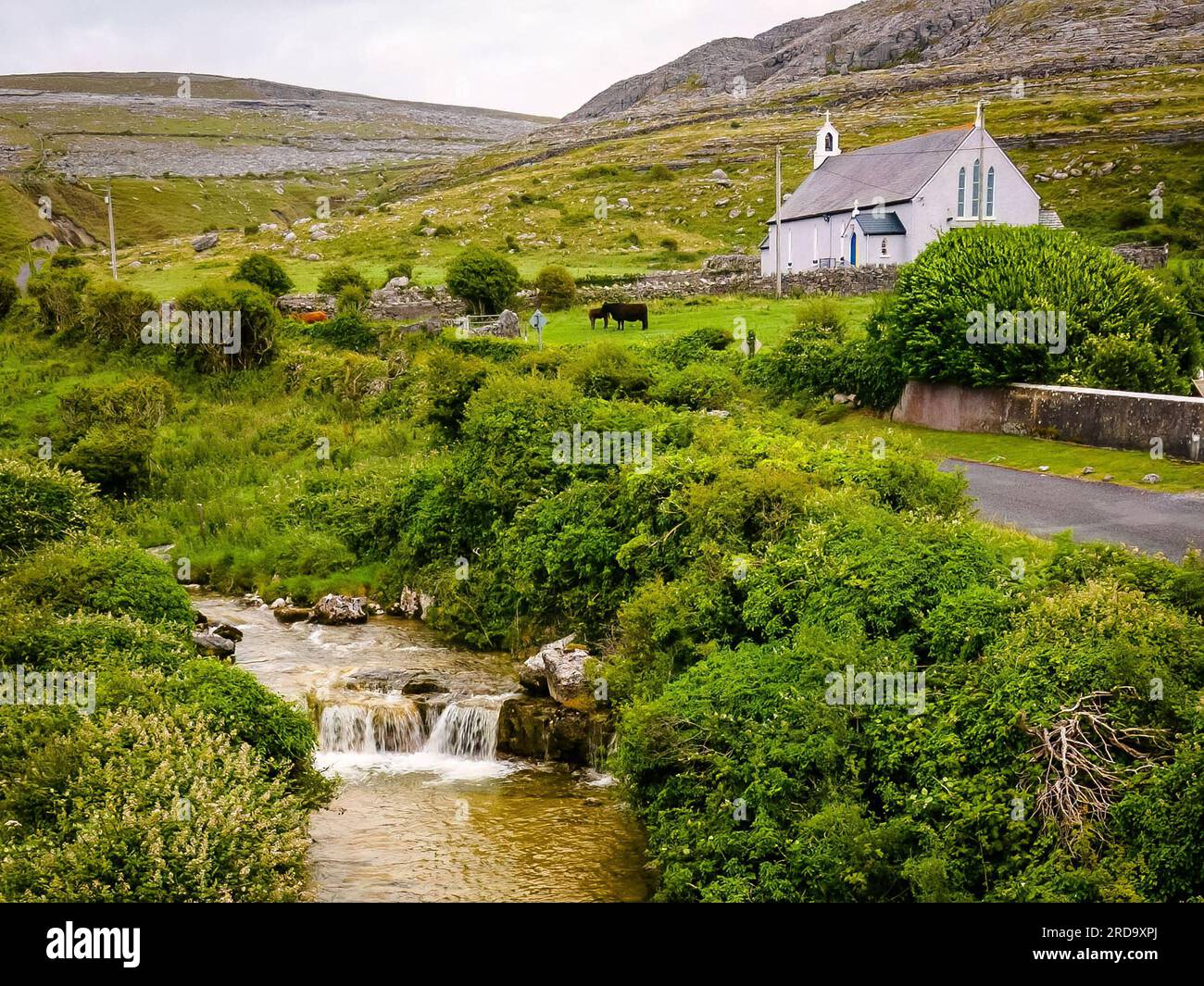Vista panoramica della chiesa rurale del villaggio con il paesaggio dei ruscelli in Irlanda e groenlandia Foto Stock