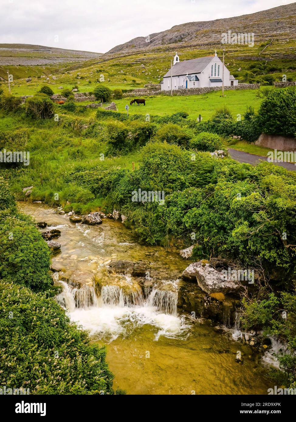 Vista panoramica della chiesa rurale del villaggio con il paesaggio dei ruscelli in Irlanda e groenlandia Foto Stock