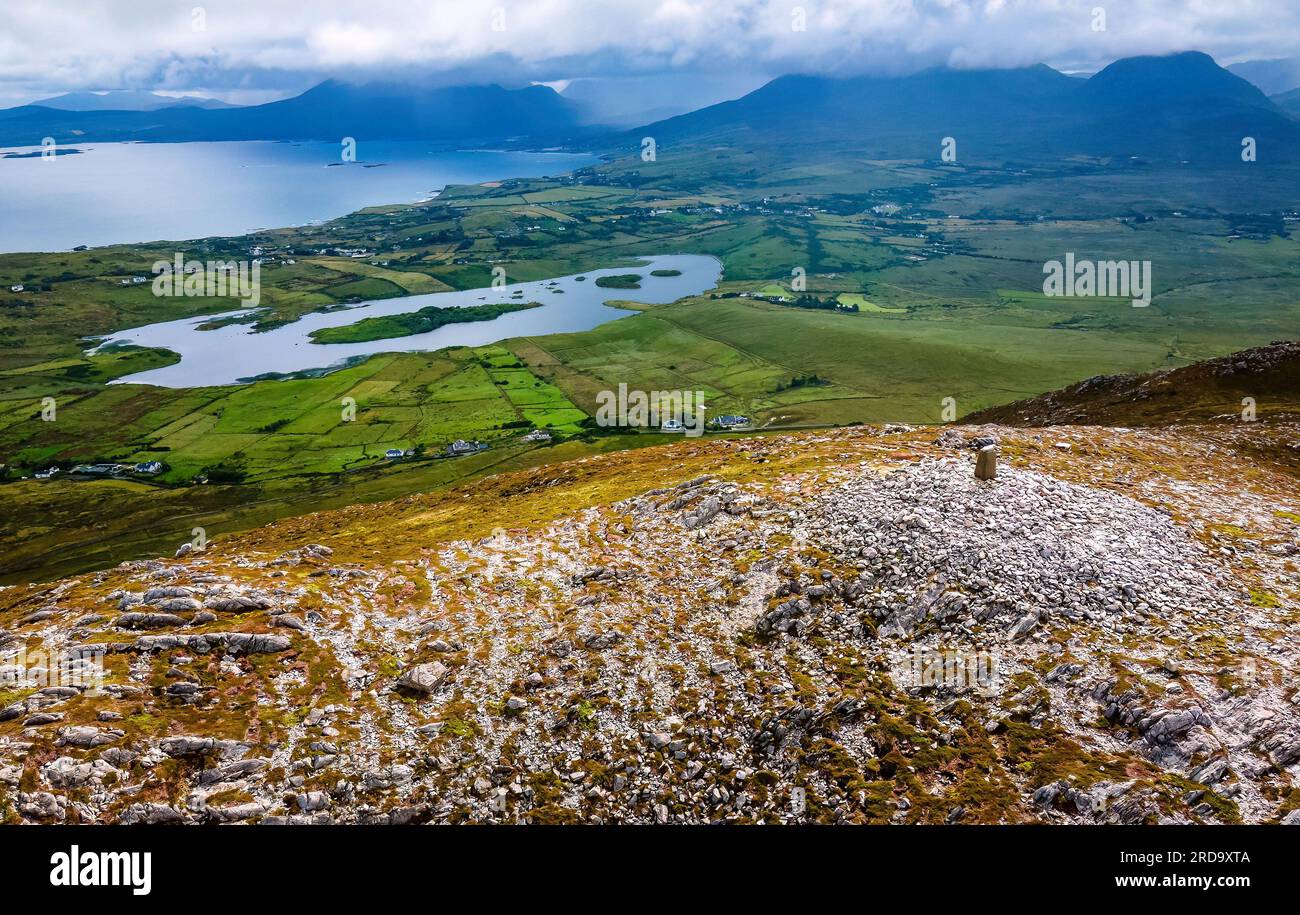 Vista panoramica dal monte Tully presso il sentiero escursionistico del Connemara National Park in Irlanda Foto Stock