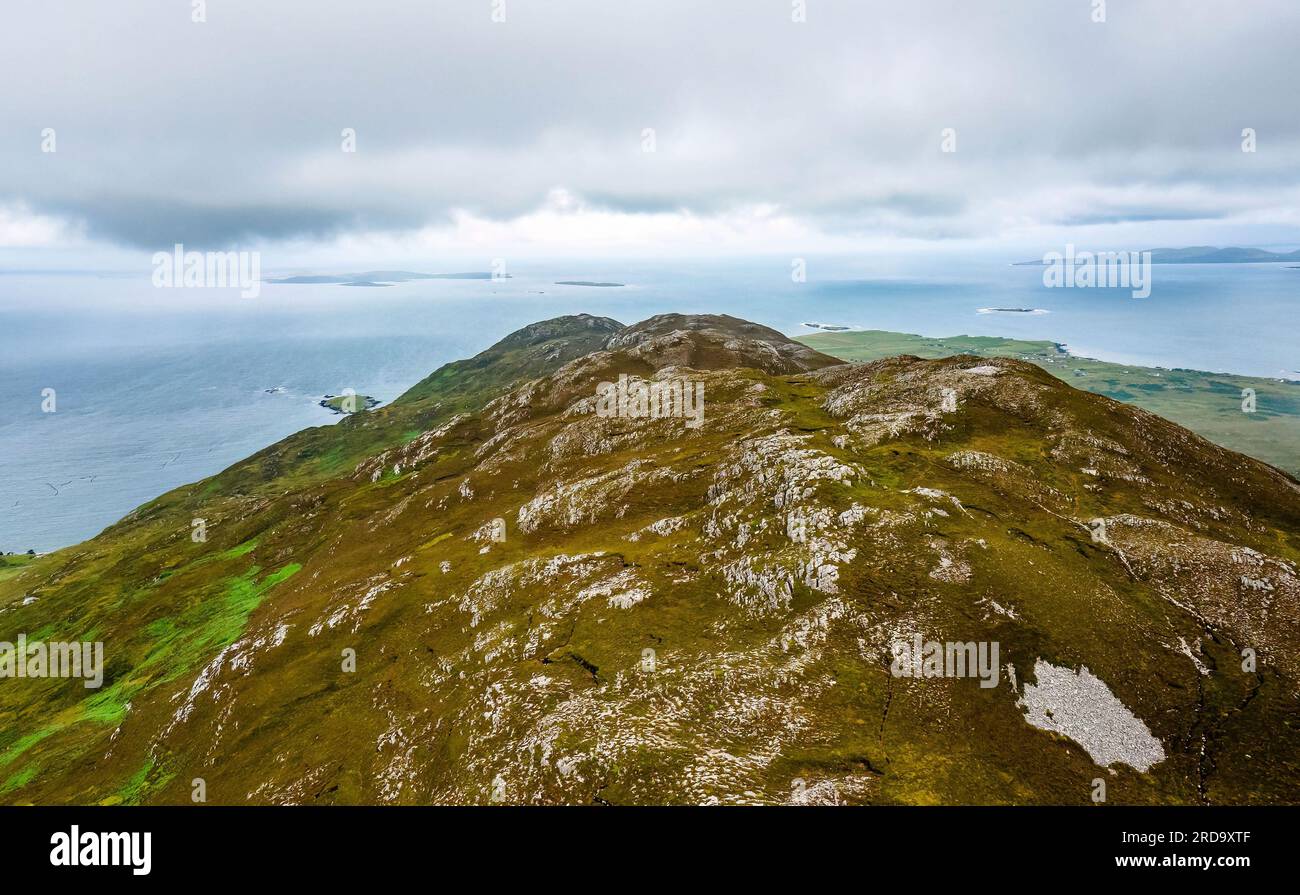 Vista panoramica dal monte Tully presso il sentiero escursionistico del Connemara National Park in Irlanda Foto Stock