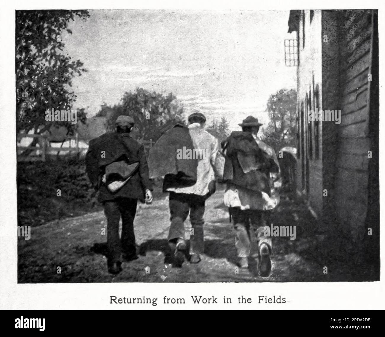 Di ritorno da Work in the Fields fotografia in bianco e nero dal libro ' Among English Hedgerows' di Clifton Johnson, 1865-1940 data di pubblicazione 1899 ristampata nel 1914 Publisher New York : The Macmillan co.; London, Macmillan and co., ltd. Foto Stock Di ritorno da Work in the Fields fotografia in bianco e nero dal libro ' Among English Hedgerows' di Clifton Johnson, 1865-1940 data di pubblicazione 1899 ristampata nel 1914 Publisher New York : The Macmillan co.; London, Macmillan and co., ltd. Foto Stock