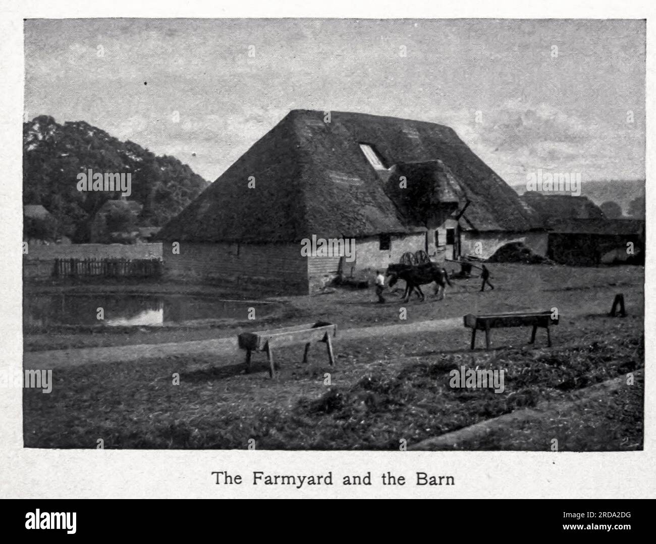The Farmyard and the Barn fotografia in bianco e nero dal libro ' Among English Hedgerows' di Clifton Johnson, 1865-1940 data di pubblicazione 1899 ristampata nel 1914 Publisher New York : The Macmillan co.; London, Macmillan and co., ltd. Foto Stock The Farmyard and the Barn fotografia in bianco e nero dal libro ' Among English Hedgerows' di Clifton Johnson, 1865-1940 data di pubblicazione 1899 ristampata nel 1914 Publisher New York : The Macmillan co.; London, Macmillan and co., ltd. Foto Stock