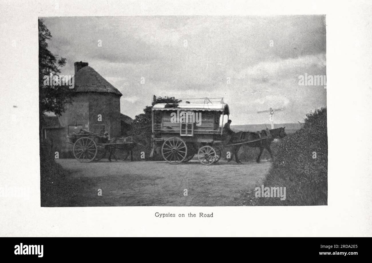 Gypsies on the Road fotografia in bianco e nero dal libro ' Among English Hedgerows' di Clifton Johnson, 1865-1940 data di pubblicazione 1899 ristampato nel 1914 Publisher New York : The Macmillan co.; London, Macmillan and co., ltd. Foto Stock Gypsies on the Road fotografia in bianco e nero dal libro ' Among English Hedgerows' di Clifton Johnson, 1865-1940 data di pubblicazione 1899 ristampato nel 1914 Publisher New York : The Macmillan co.; London, Macmillan and co., ltd. Foto Stock