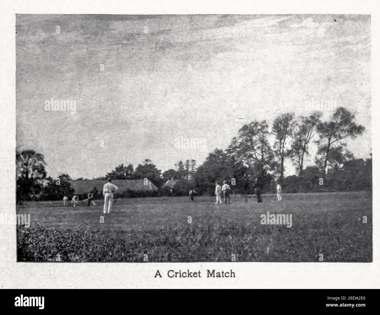 A Cricket Match fotografia in bianco e nero dal libro ' Among English Hedgerows' di Clifton Johnson, 1865-1940 data di pubblicazione 1899 ristampata nel 1914 Publisher New York : The Macmillan co.; London, Macmillan and co., ltd. Foto Stock A Cricket Match fotografia in bianco e nero dal libro ' Among English Hedgerows' di Clifton Johnson, 1865-1940 data di pubblicazione 1899 ristampata nel 1914 Publisher New York : The Macmillan co.; London, Macmillan and co., ltd. Foto Stock