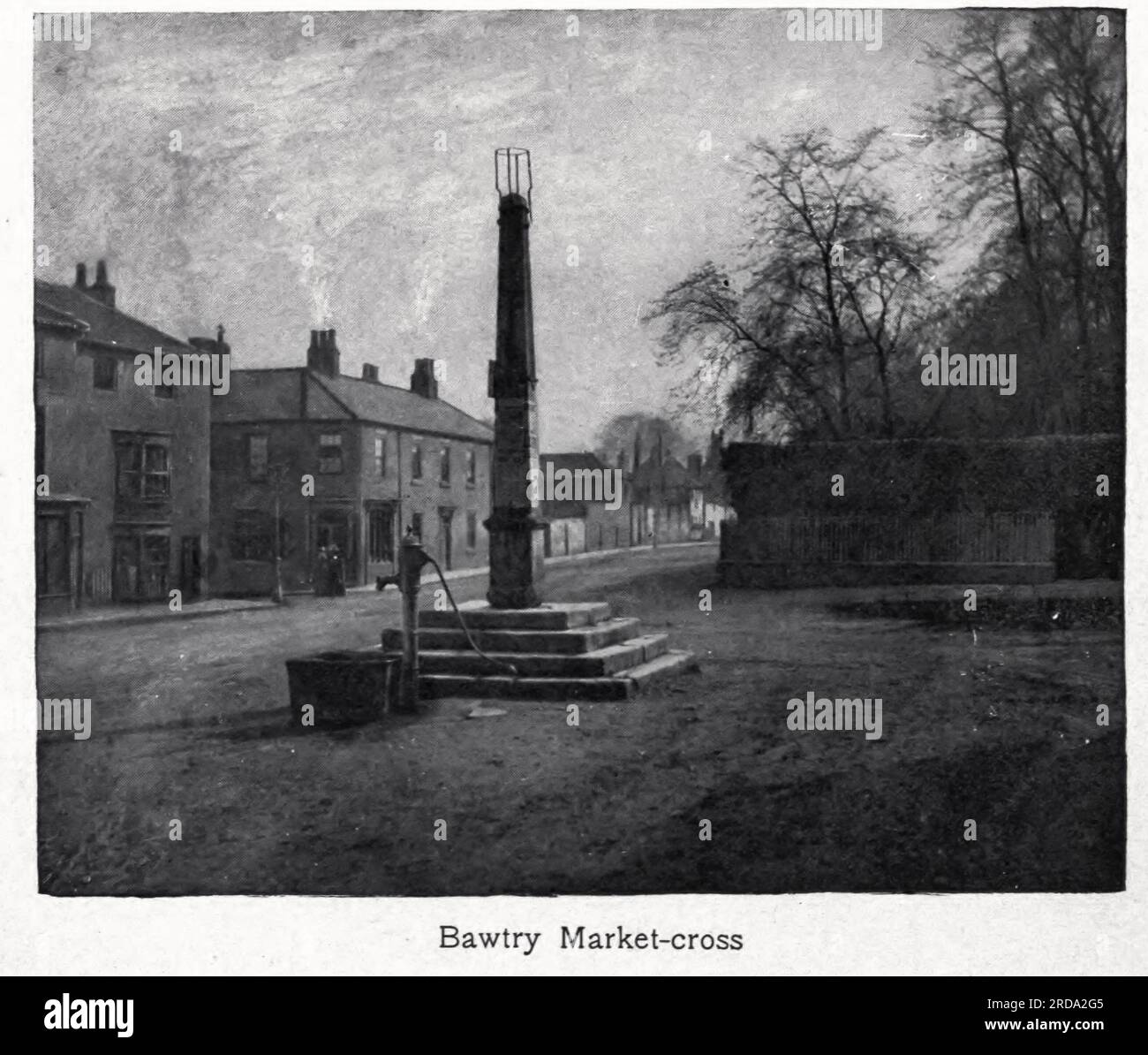 Bawtry Market Cross fotografia in bianco e nero dal libro ' Among English Hedgerows' di Clifton Johnson, 1865-1940 data di pubblicazione 1899 ristampata nel 1914 Publisher New York : The Macmillan co.; London, Macmillan and co., ltd. Foto Stock Bawtry Market Cross fotografia in bianco e nero dal libro ' Among English Hedgerows' di Clifton Johnson, 1865-1940 data di pubblicazione 1899 ristampata nel 1914 Publisher New York : The Macmillan co.; London, Macmillan and co., ltd. Foto Stock