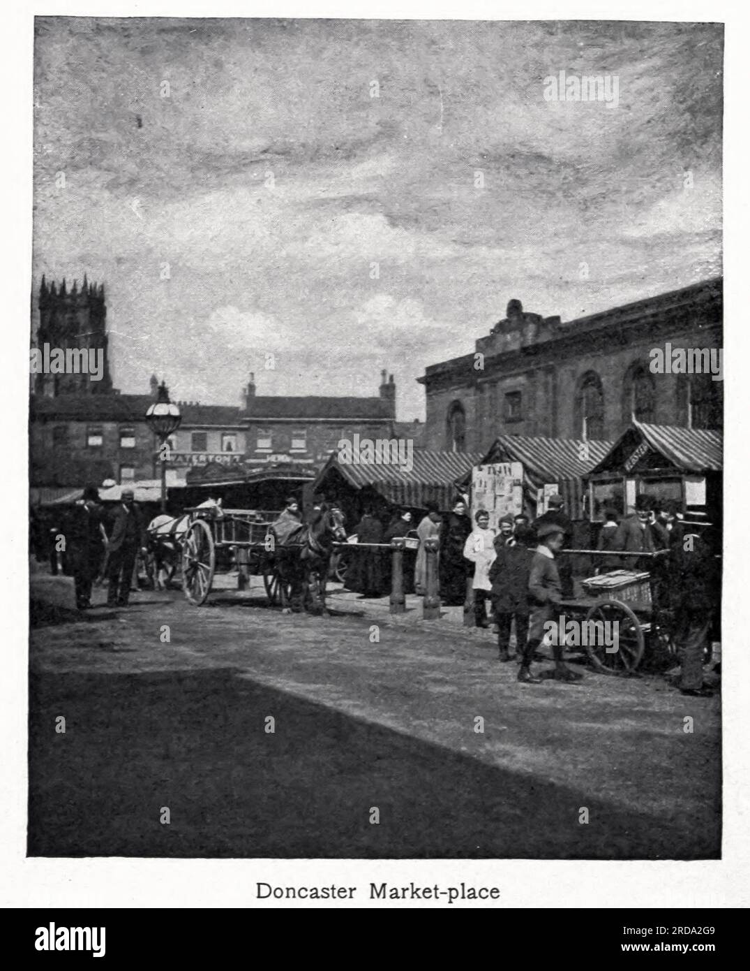 Doncaster Marketplace fotografia in bianco e nero dal libro ' Among English Hedgerows' di Clifton Johnson, 1865-1940 data di pubblicazione 1899 ristampata nel 1914 Publisher New York : The Macmillan co.; London, Macmillan and co., ltd. Foto Stock Doncaster Marketplace fotografia in bianco e nero dal libro ' Among English Hedgerows' di Clifton Johnson, 1865-1940 data di pubblicazione 1899 ristampata nel 1914 Publisher New York : The Macmillan co.; London, Macmillan and co., ltd. Foto Stock