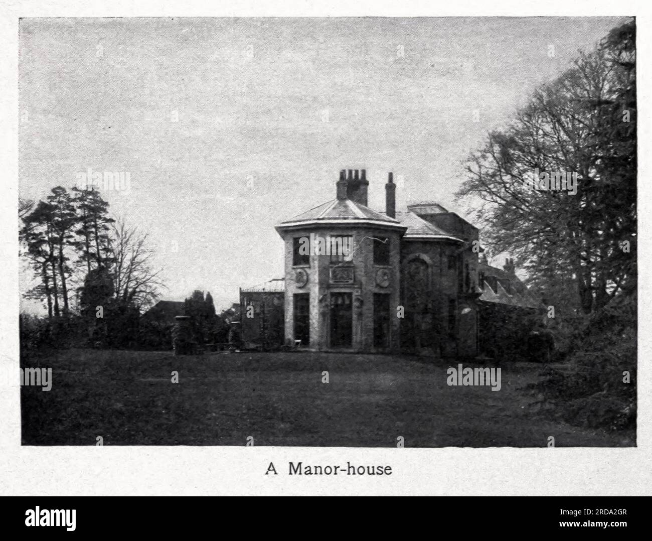 A Manor House fotografia in bianco e nero dal libro ' Among English Hedgerows' di Clifton Johnson, 1865-1940 data di pubblicazione 1899 ristampata nel 1914 Publisher New York : The Macmillan co.; London, Macmillan and co., ltd. Foto Stock A Manor House fotografia in bianco e nero dal libro ' Among English Hedgerows' di Clifton Johnson, 1865-1940 data di pubblicazione 1899 ristampata nel 1914 Publisher New York : The Macmillan co.; London, Macmillan and co., ltd. Foto Stock