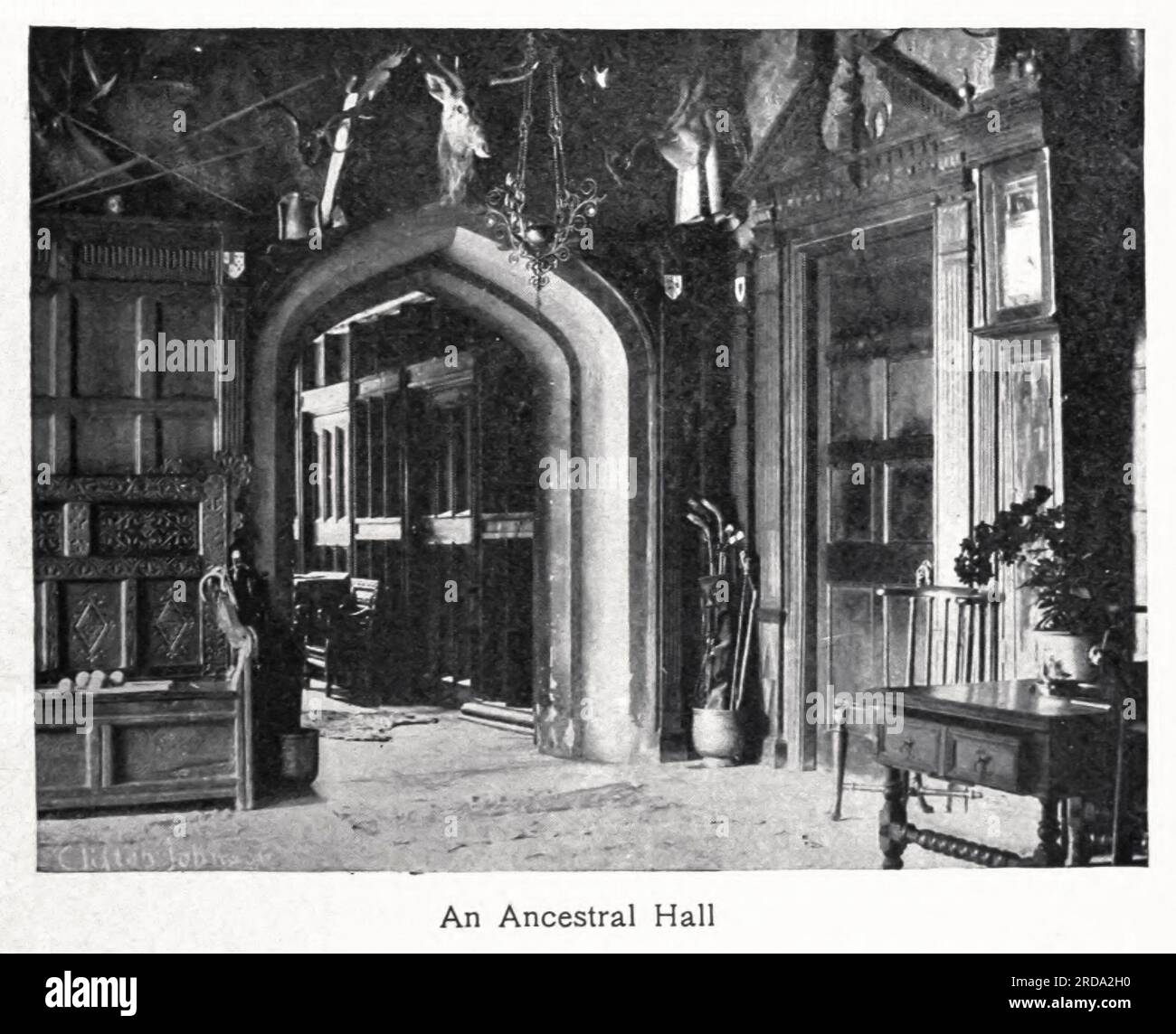 Una fotografia in bianco e nero di Ancestral Hall tratta dal libro ' Among English Hedgerows' di Clifton Johnson, 1865-1940 data di pubblicazione 1899 ristampata nel 1914 Publisher New York : The Macmillan co.; London, Macmillan and co., ltd. Foto Stock Una fotografia in bianco e nero di Ancestral Hall tratta dal libro ' Among English Hedgerows' di Clifton Johnson, 1865-1940 data di pubblicazione 1899 ristampata nel 1914 Publisher New York : The Macmillan co.; London, Macmillan and co., ltd. Foto Stock