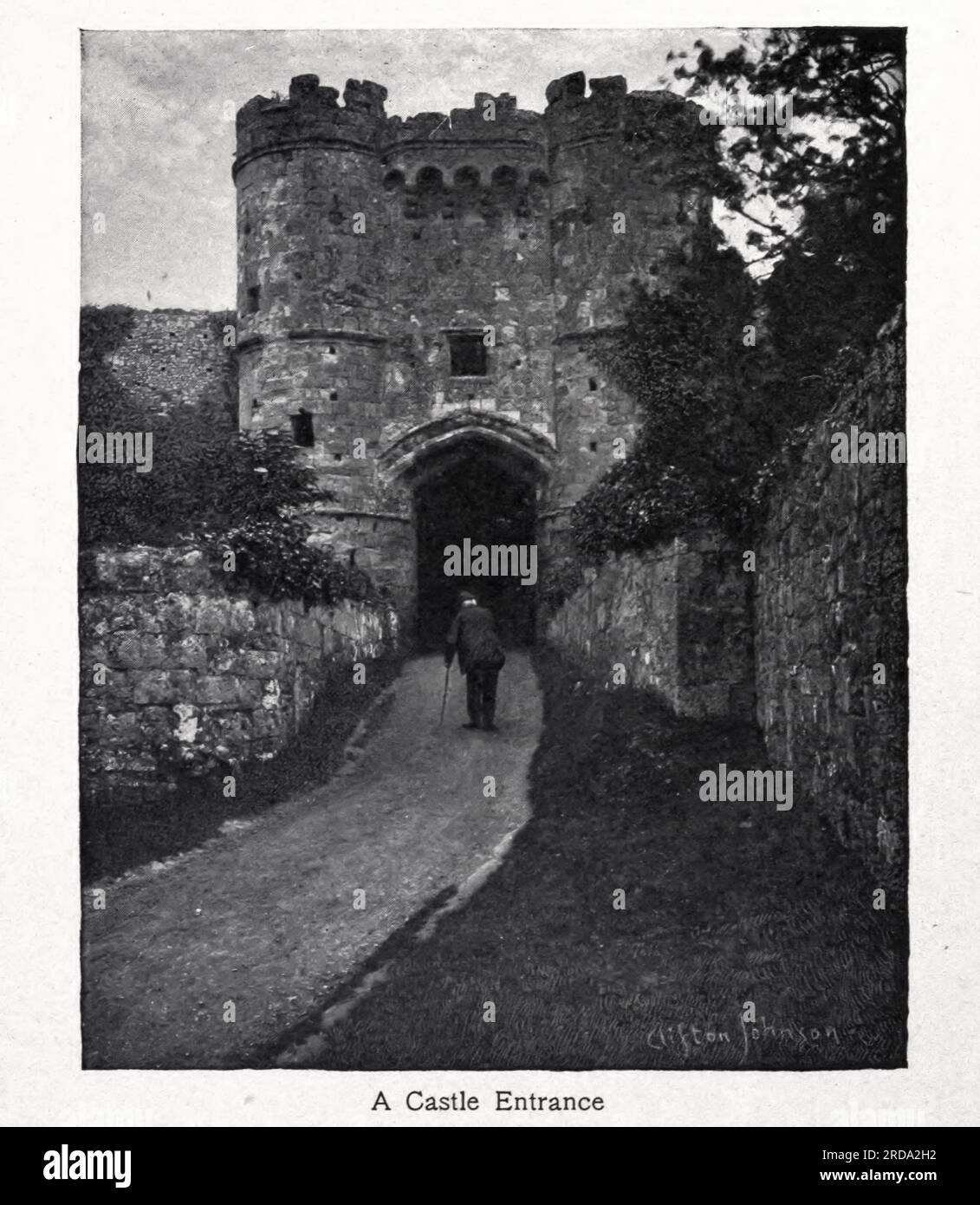 A Castle Entrance fotografia in bianco e nero dal libro ' Among English Hedgerows' di Clifton Johnson, 1865-1940 data di pubblicazione 1899 ristampata nel 1914 Publisher New York : The Macmillan co.; London, Macmillan and co., ltd. Foto Stock A Castle Entrance fotografia in bianco e nero dal libro ' Among English Hedgerows' di Clifton Johnson, 1865-1940 data di pubblicazione 1899 ristampata nel 1914 Publisher New York : The Macmillan co.; London, Macmillan and co., ltd. Foto Stock