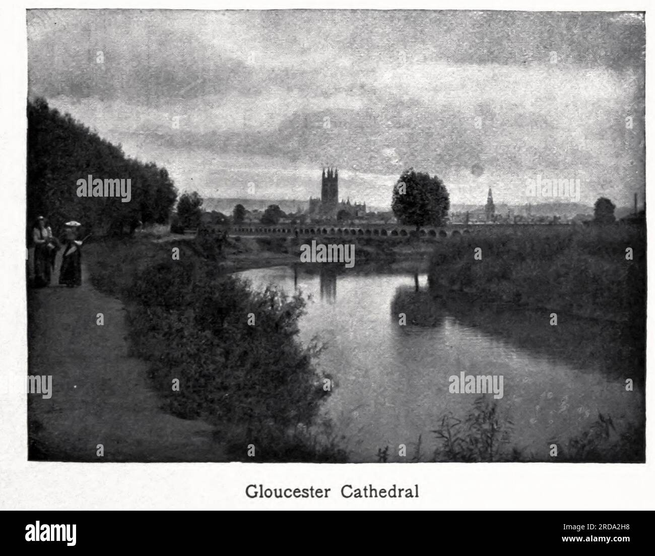 Gloucester Cathedral fotografia in bianco e nero dal libro ' Among English Hedgerows' di Clifton Johnson, 1865-1940 data di pubblicazione 1899 ristampata nel 1914 Publisher New York : The Macmillan co.; London, Macmillan and co., ltd. Foto Stock Gloucester Cathedral fotografia in bianco e nero dal libro ' Among English Hedgerows' di Clifton Johnson, 1865-1940 data di pubblicazione 1899 ristampata nel 1914 Publisher New York : The Macmillan co.; London, Macmillan and co., ltd. Foto Stock