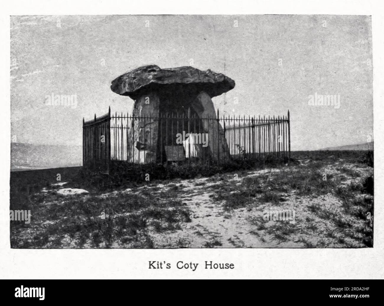 Kit's Coty House fotografia in bianco e nero dal libro ' Among English Hedgerows ' di Clifton Johnson, 1865-1940 data di pubblicazione 1899 ristampata nel 1914 Publisher New York : The Macmillan co.; London, Macmillan and co., ltd. Foto Stock Kit's Coty House fotografia in bianco e nero dal libro ' Among English Hedgerows ' di Clifton Johnson, 1865-1940 data di pubblicazione 1899 ristampata nel 1914 Publisher New York : The Macmillan co.; London, Macmillan and co., ltd. Foto Stock