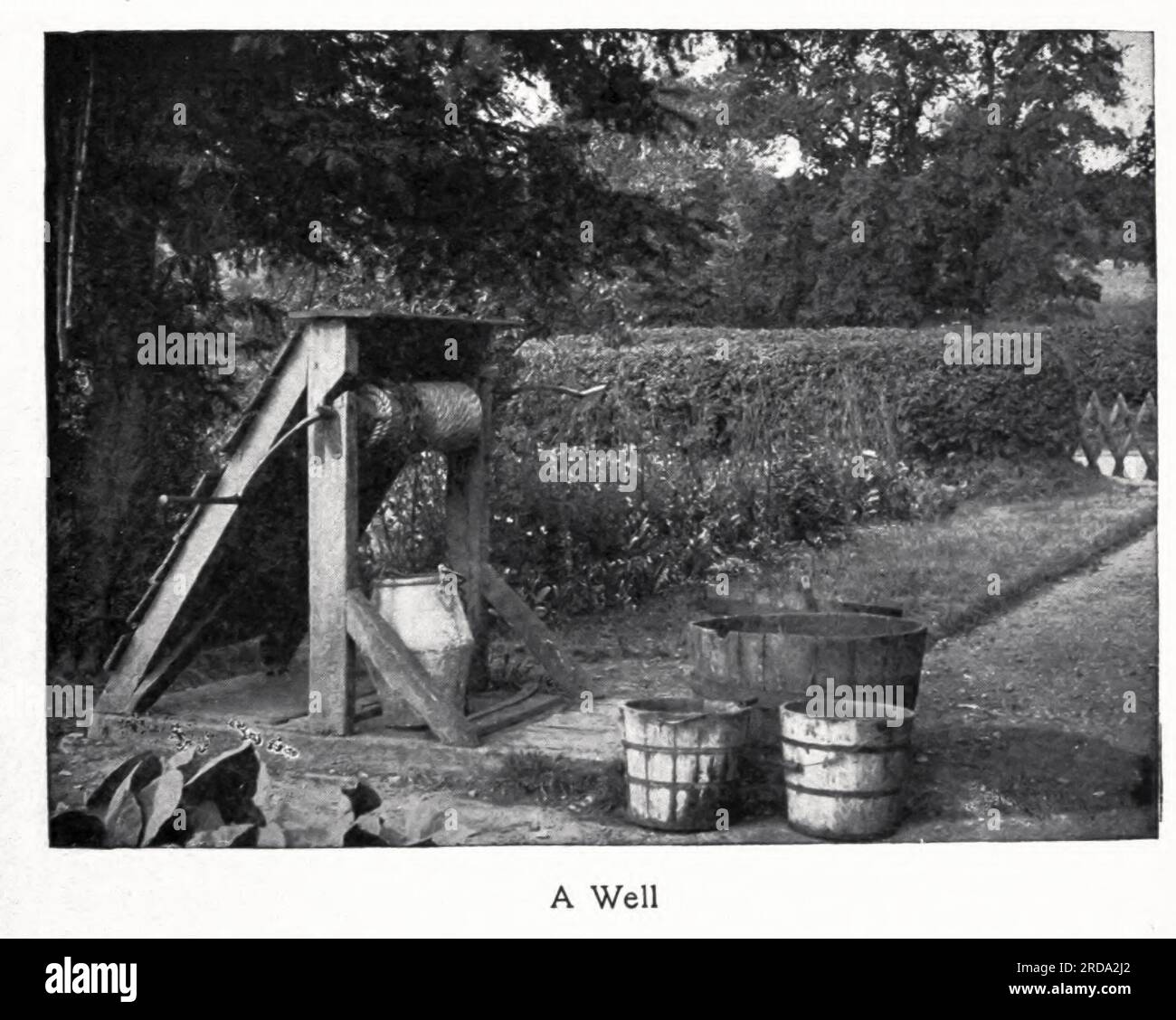 Una fotografia in bianco e nero del pozzo d'acqua tratta dal libro ' Among English Hedgerows' di Clifton Johnson, 1865-1940 data di pubblicazione 1899 ristampata nel 1914 Publisher New York : The Macmillan co.; London, Macmillan and co., ltd. Foto Stock Una fotografia in bianco e nero del pozzo d'acqua tratta dal libro ' Among English Hedgerows' di Clifton Johnson, 1865-1940 data di pubblicazione 1899 ristampata nel 1914 Publisher New York : The Macmillan co.; London, Macmillan and co., ltd. Foto Stock